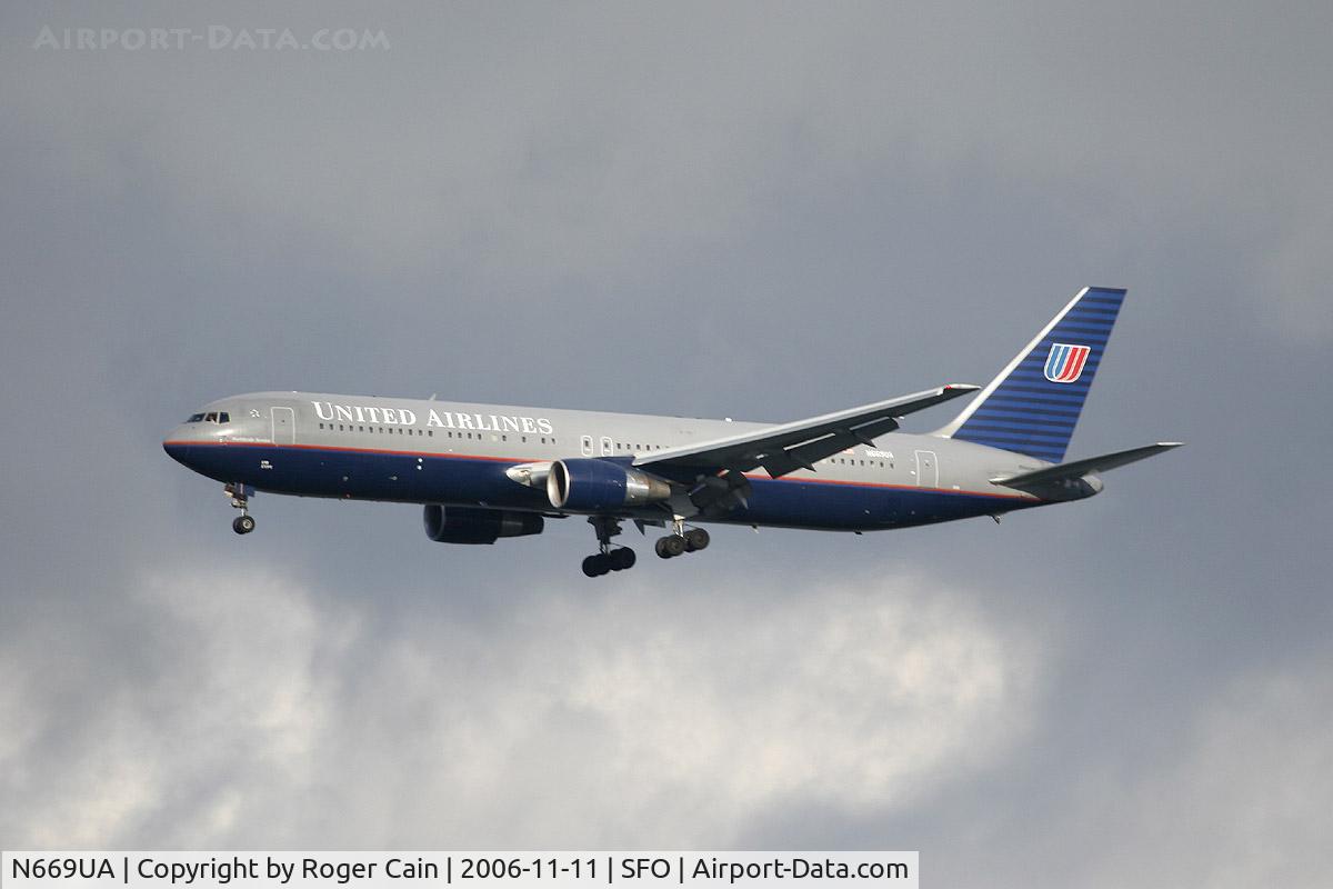 N669UA, 1999 Boeing 767-322 C/N 30025, coming into SFO