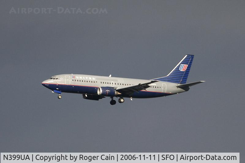 N399UA, 1990 Boeing 737-322 C/N 24674, coming into SFO