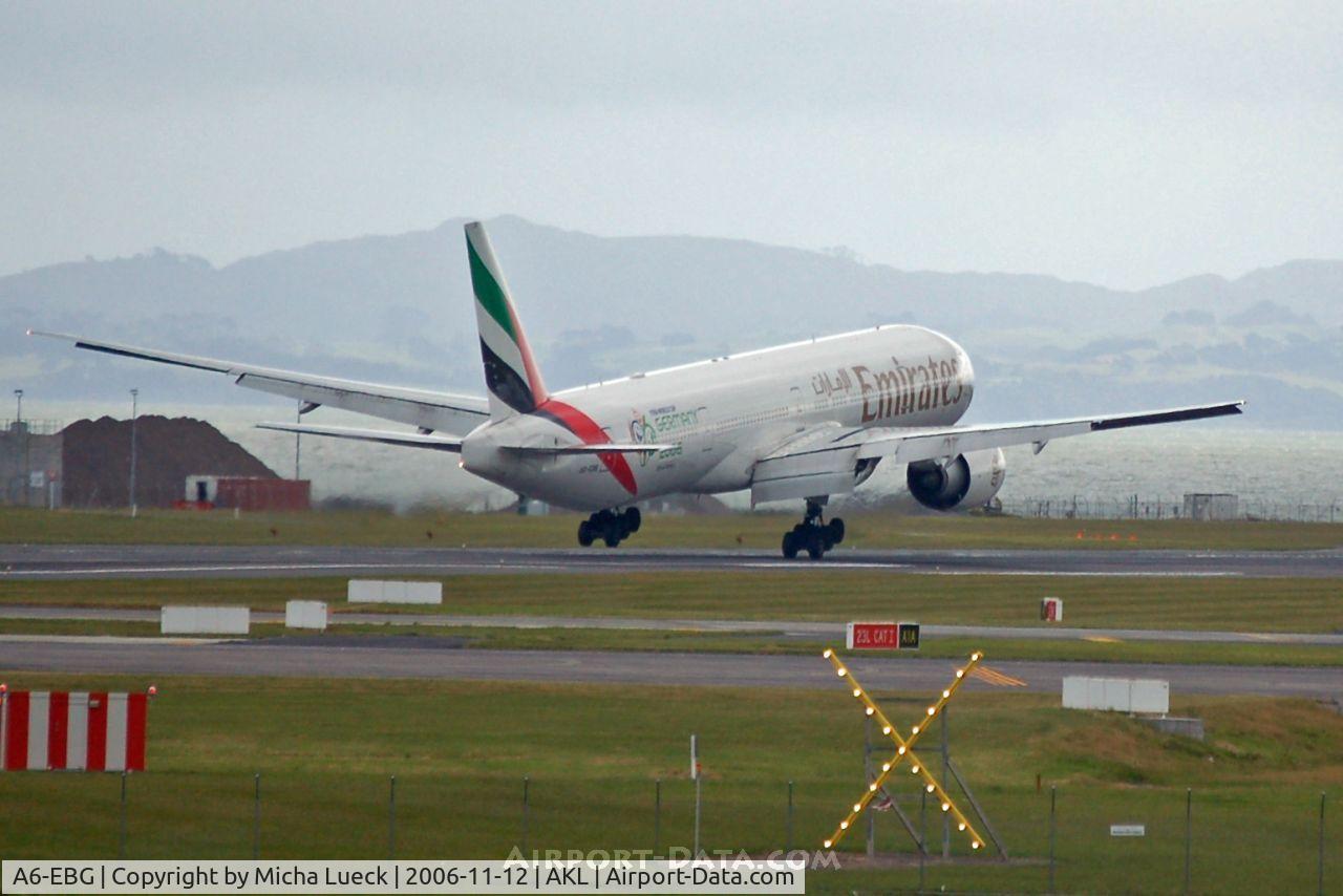 A6-EBG, 2005 Boeing 777-36N/ER C/N 33862, Struggling with strong winds, the right landing gear touches down first