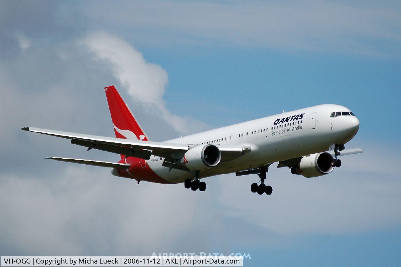 VH-OGG, 1990 Boeing 767-338 C/N 24929, On approach to Auckland