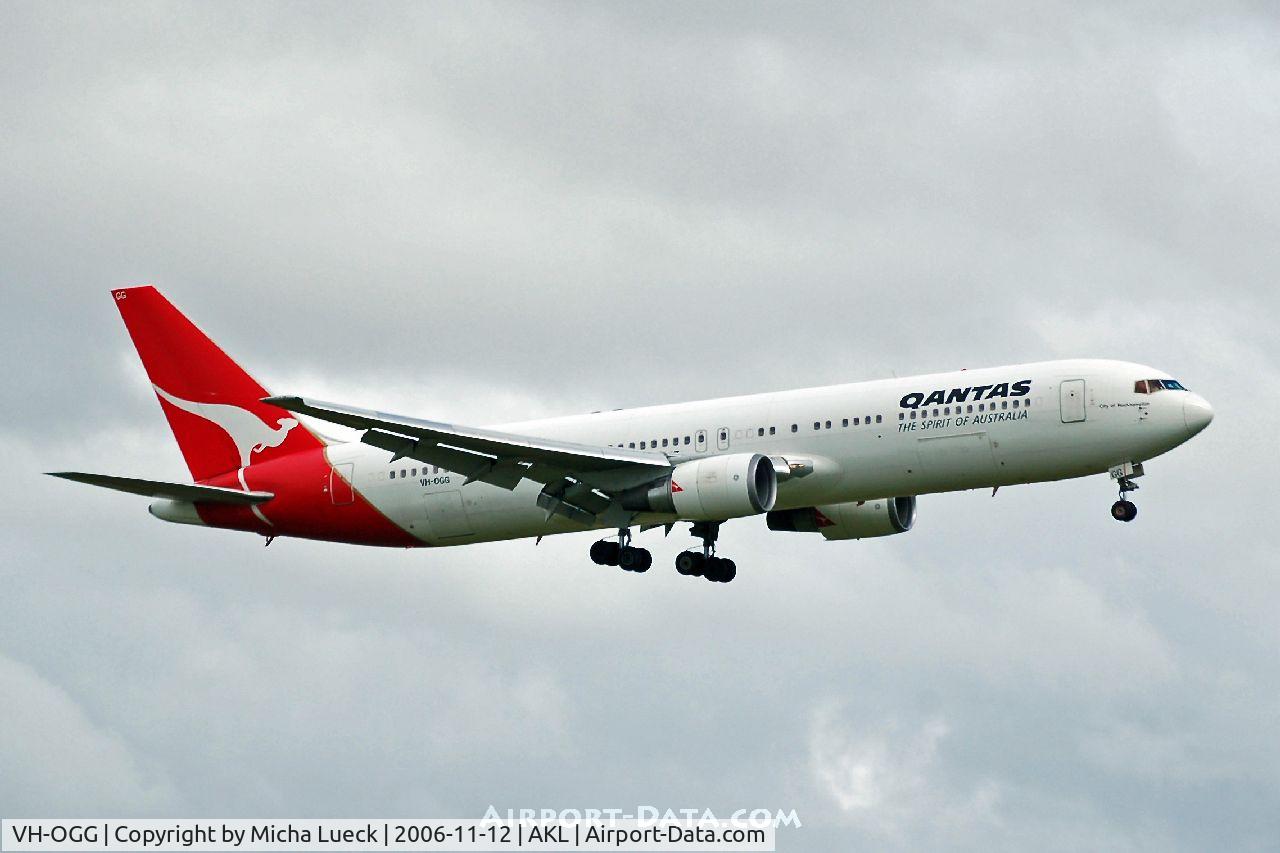 VH-OGG, 1990 Boeing 767-338 C/N 24929, On approach to Auckland