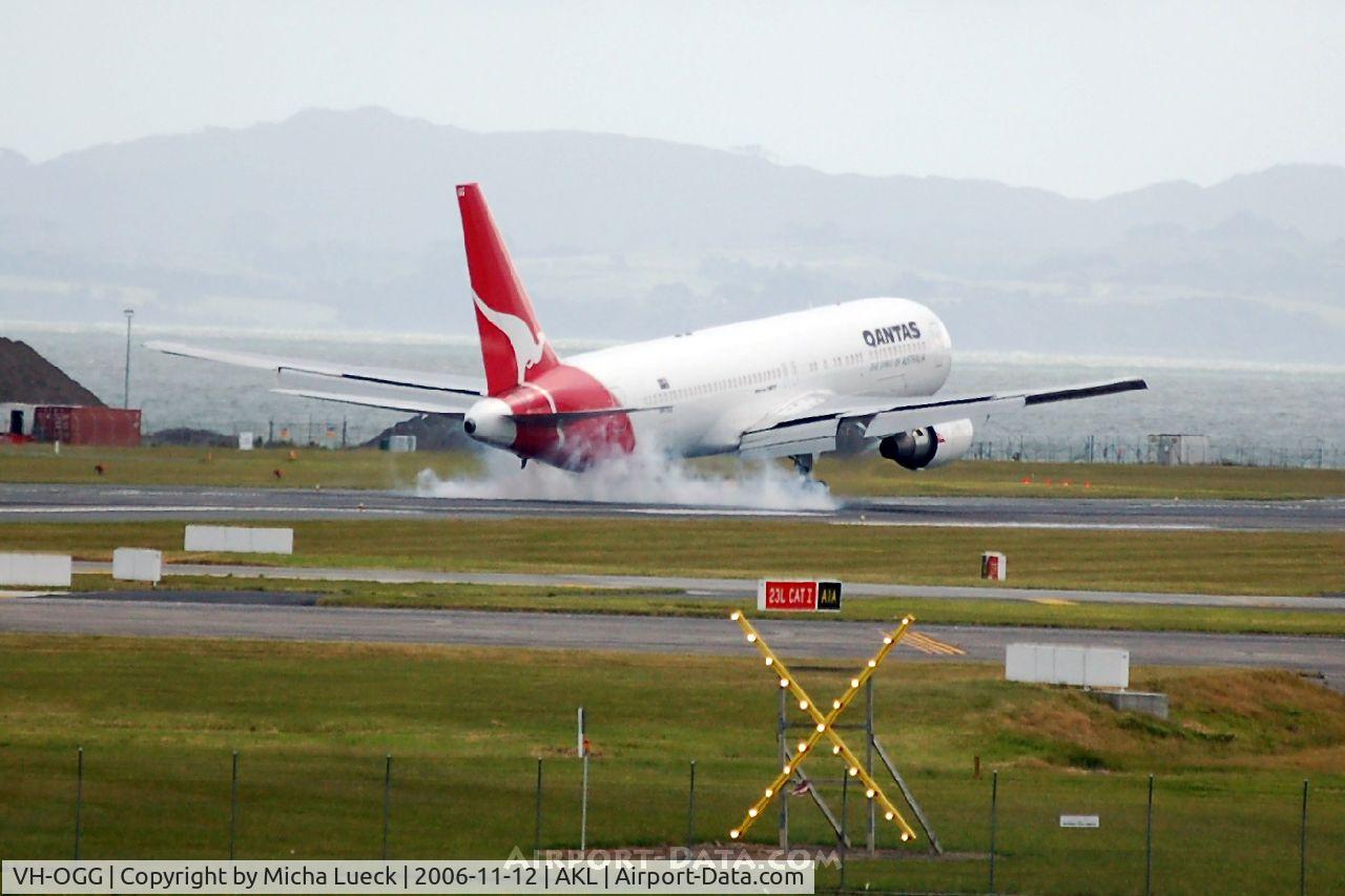 VH-OGG, 1990 Boeing 767-338 C/N 24929, Burning rubber at touch-down in Auckland