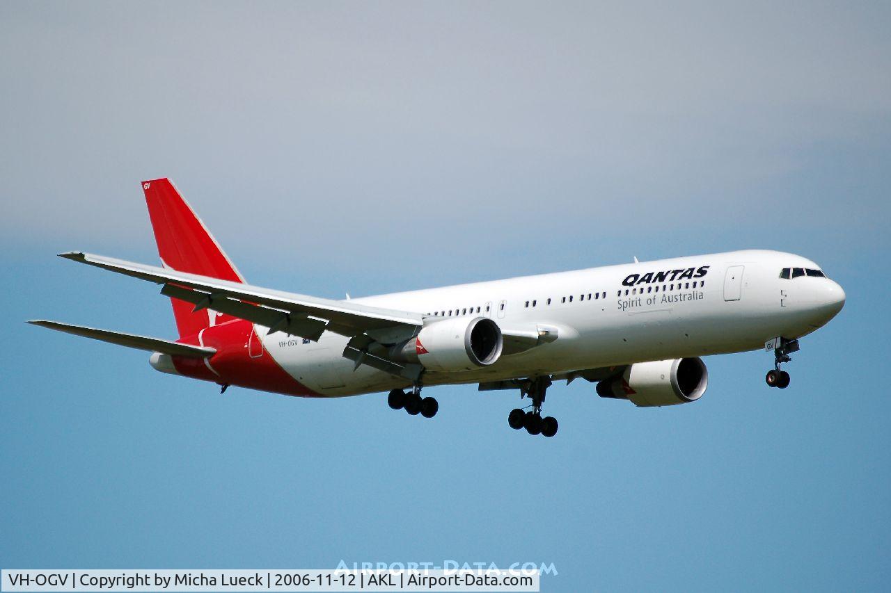 VH-OGV, 2000 Boeing 767-338 C/N 30186, On approach to Auckland