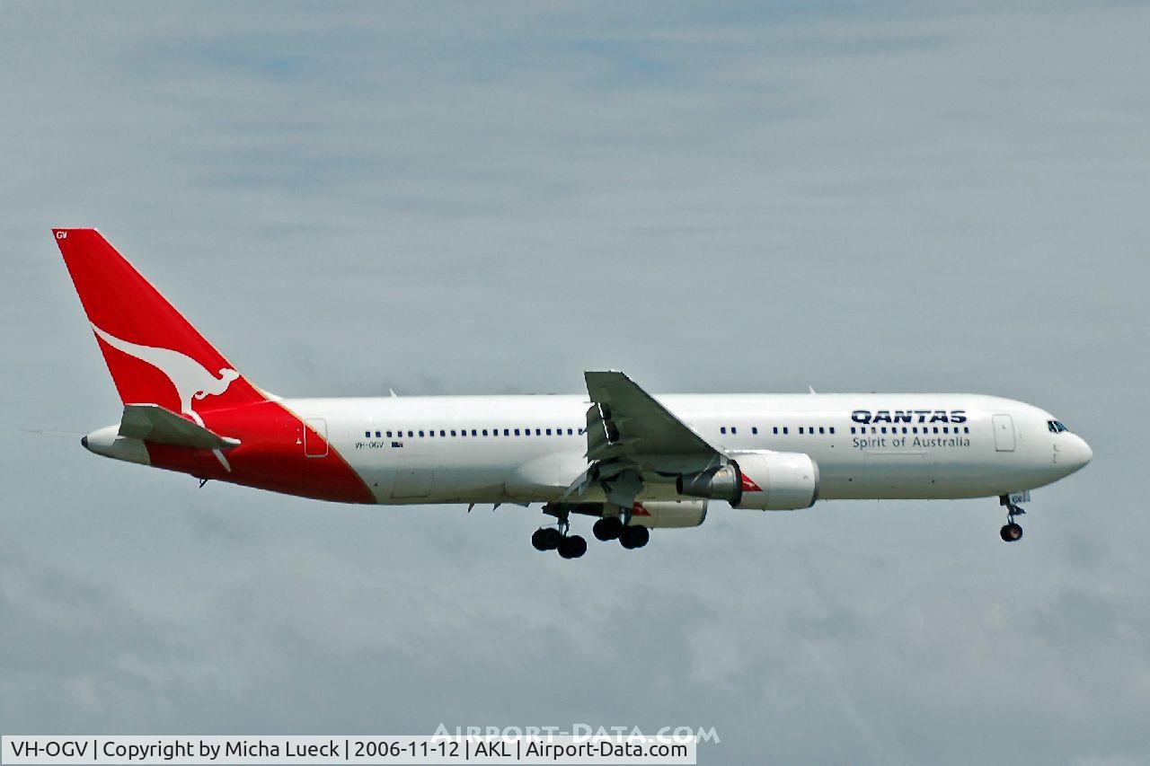 VH-OGV, 2000 Boeing 767-338 C/N 30186, On approach to Auckland