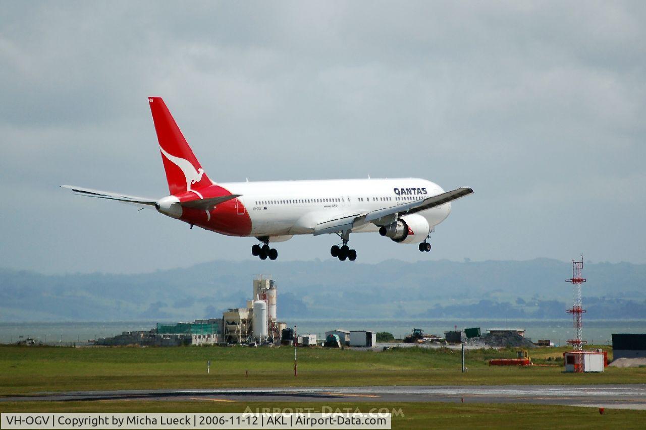 VH-OGV, 2000 Boeing 767-338 C/N 30186, Moments before touch-down