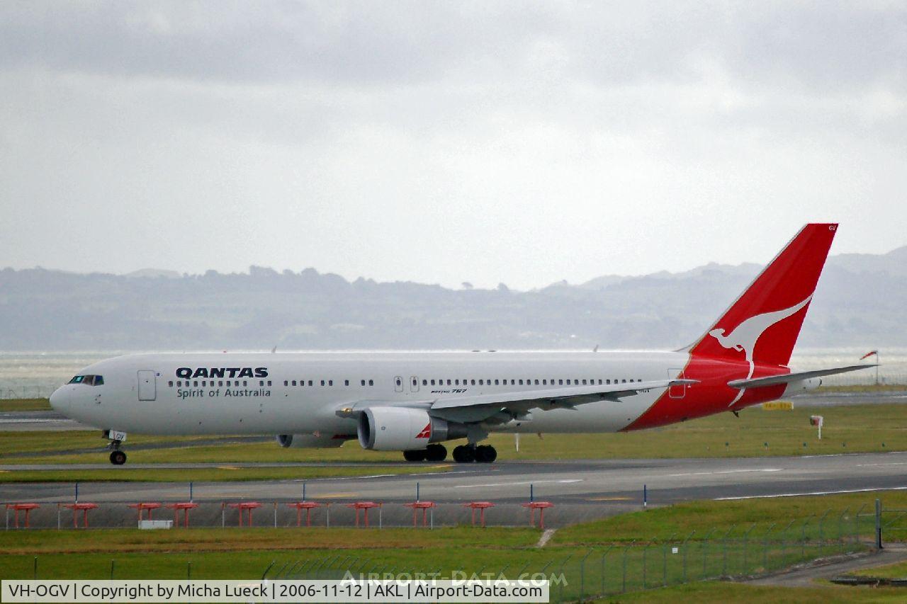 VH-OGV, 2000 Boeing 767-338 C/N 30186, Turning onto the runway for take-off