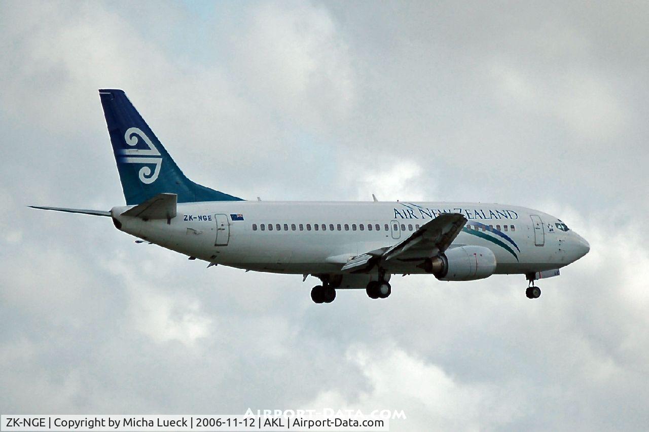 ZK-NGE, 1998 Boeing 737-3U3 C/N 28733, on finals at Auckland