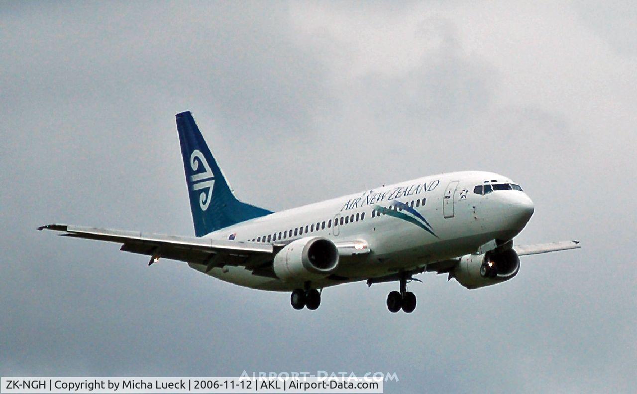 ZK-NGH, 1999 Boeing 737-319 C/N 25607, Battling with strong winds on approach to Auckland