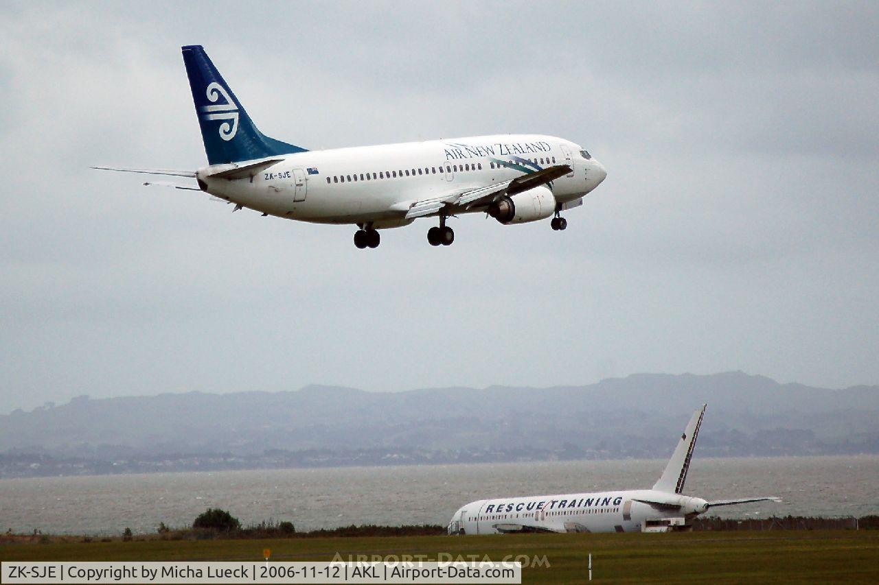 ZK-SJE, 1995 Boeing 737-3K2 C/N 27635, On finals, passing the emergency training aircraft body...
