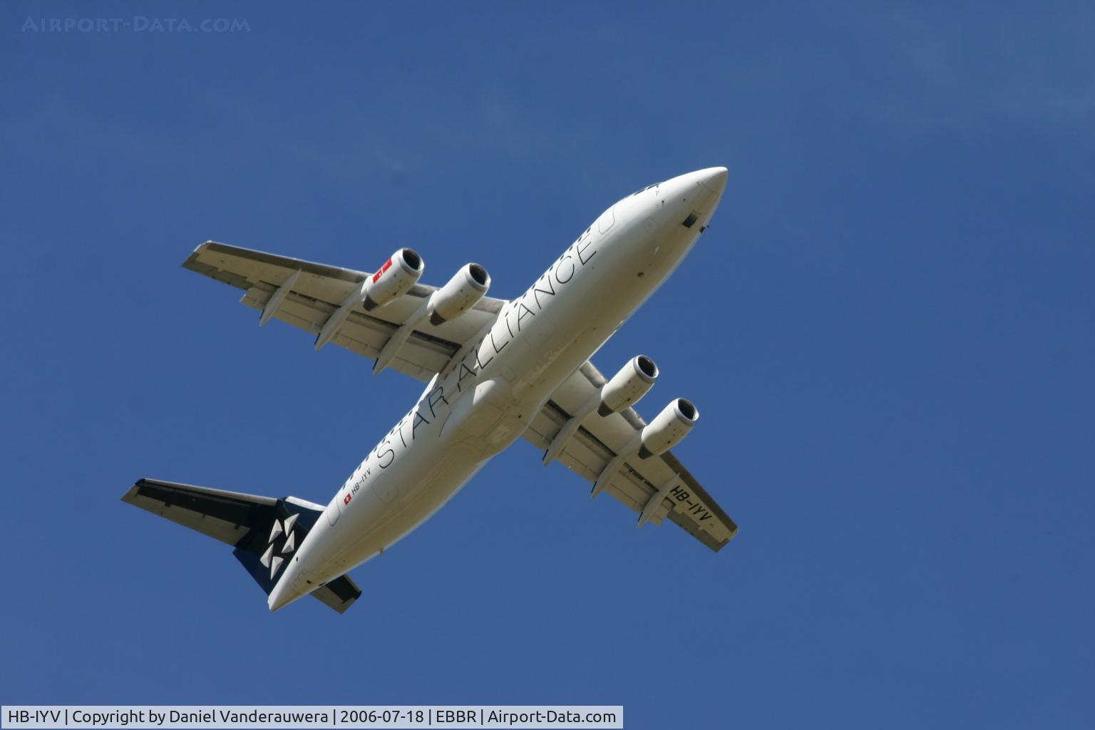 HB-IYV, 2000 British Aerospace Avro 146-RJ100 C/N E3377, flying back to Zürich from rwy 07R