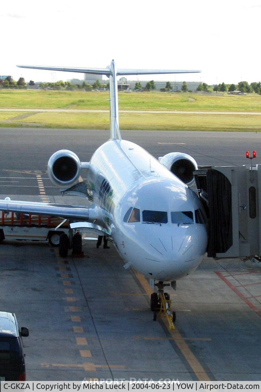 C-GKZA, 1992 Fokker 100 (F-28-0100) C/N 11403, Getting ready for the flight to Toronto