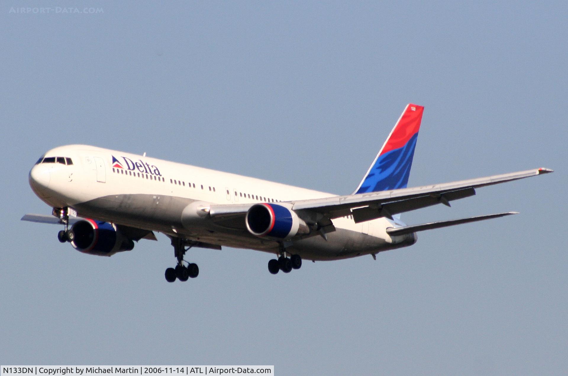 N133DN, 1991 Boeing 767-332 C/N 24982, On final for Runway 27L