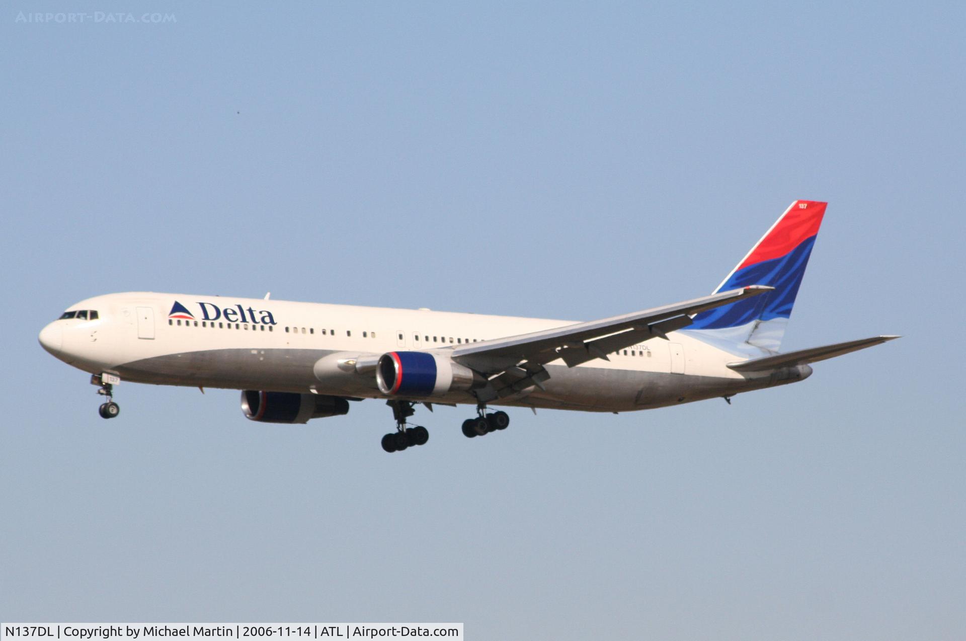 N137DL, 1991 Boeing 767-332 C/N 25306, On final for Runway 27L
