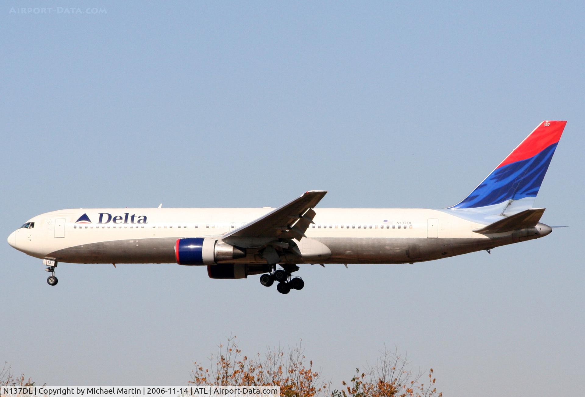 N137DL, 1991 Boeing 767-332 C/N 25306, On final for Runway 27L