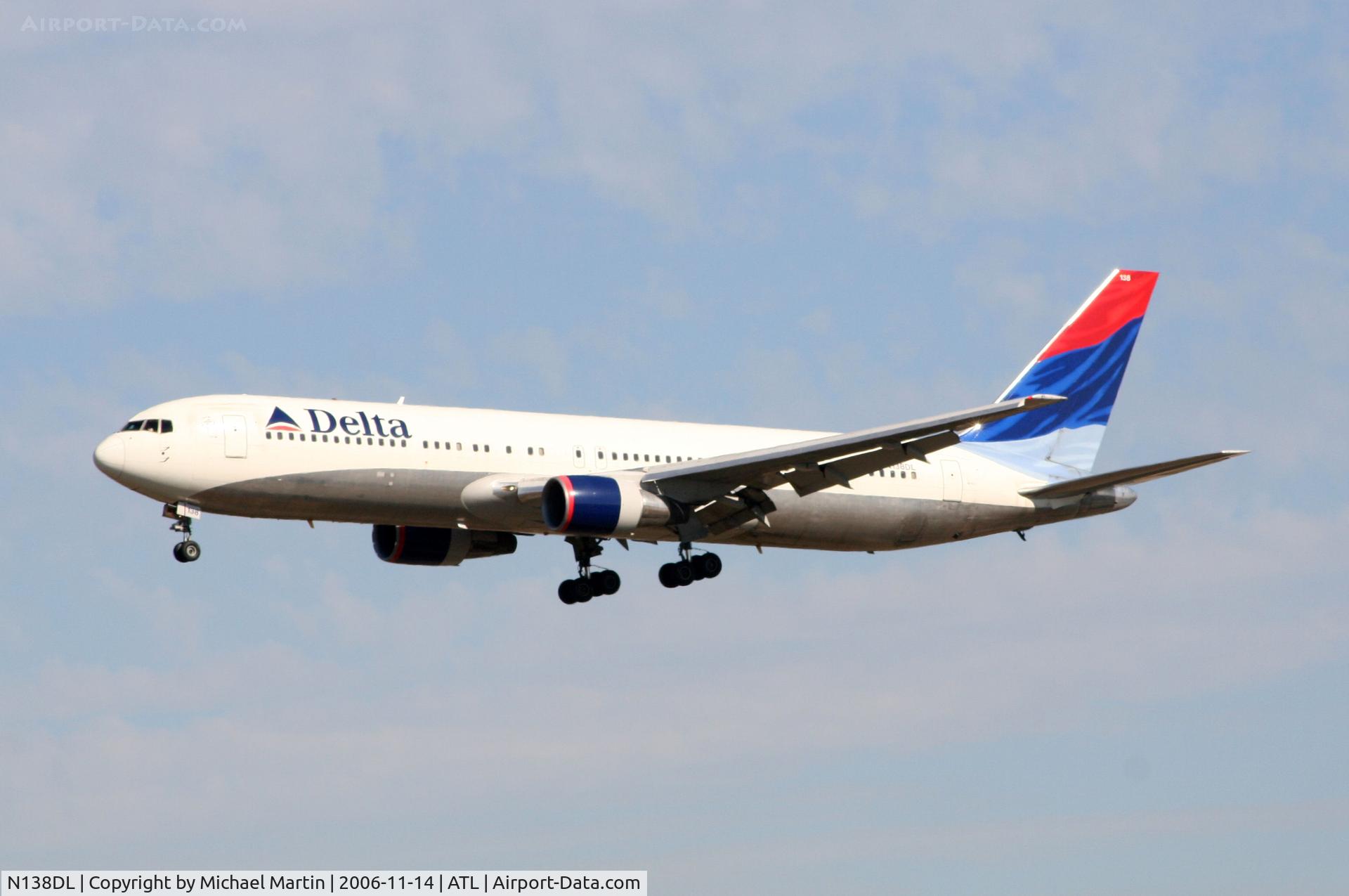 N138DL, 1991 Boeing 767-332 C/N 25409, On final for Runway 27L
