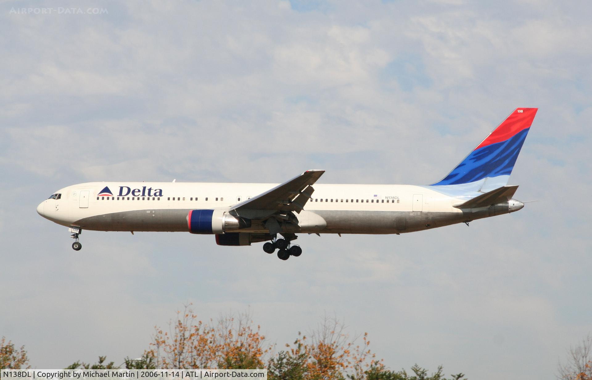N138DL, 1991 Boeing 767-332 C/N 25409, Over the numbers of 27L