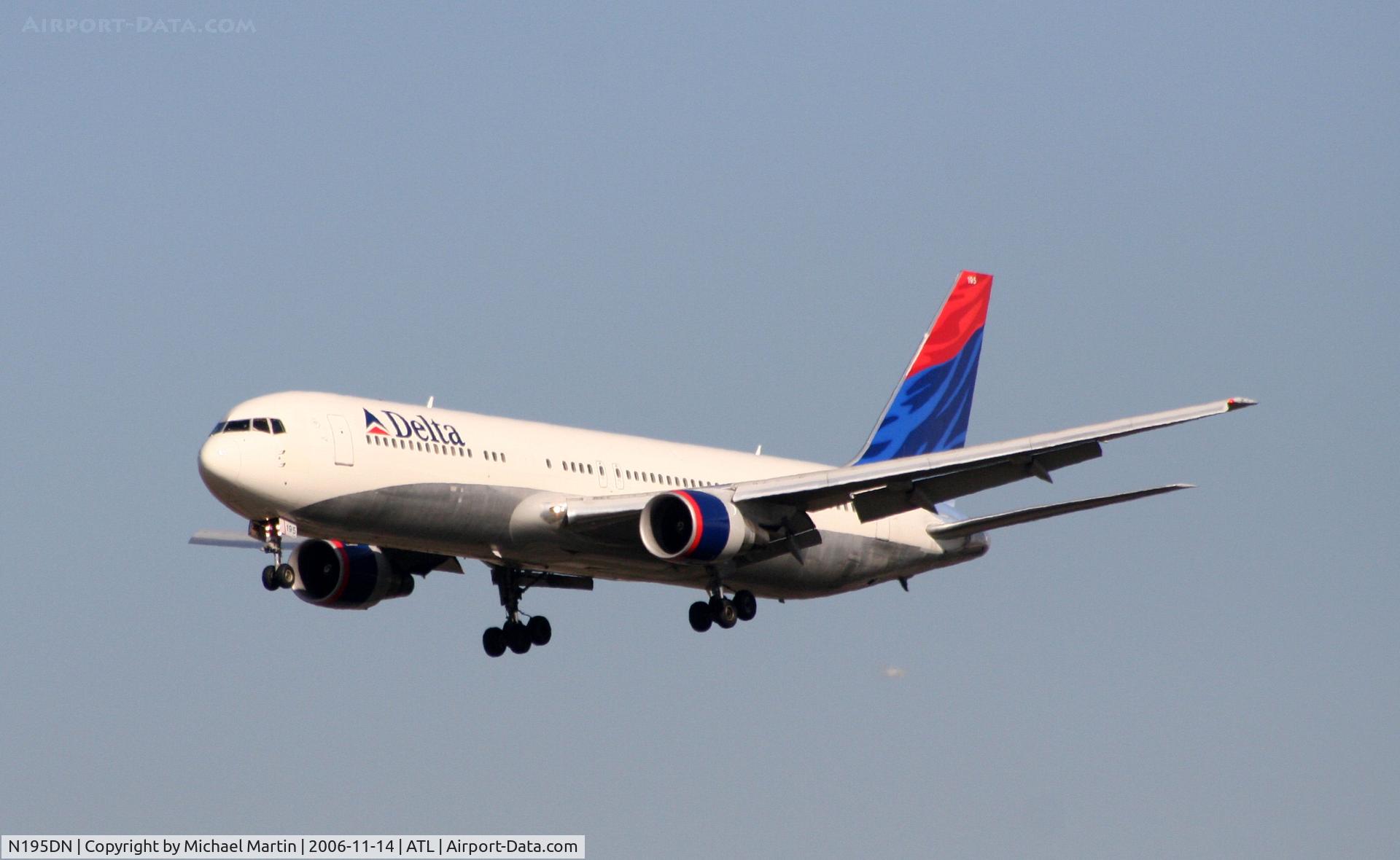N195DN, 1997 Boeing 767-332 C/N 28452, On final for Runway 27L