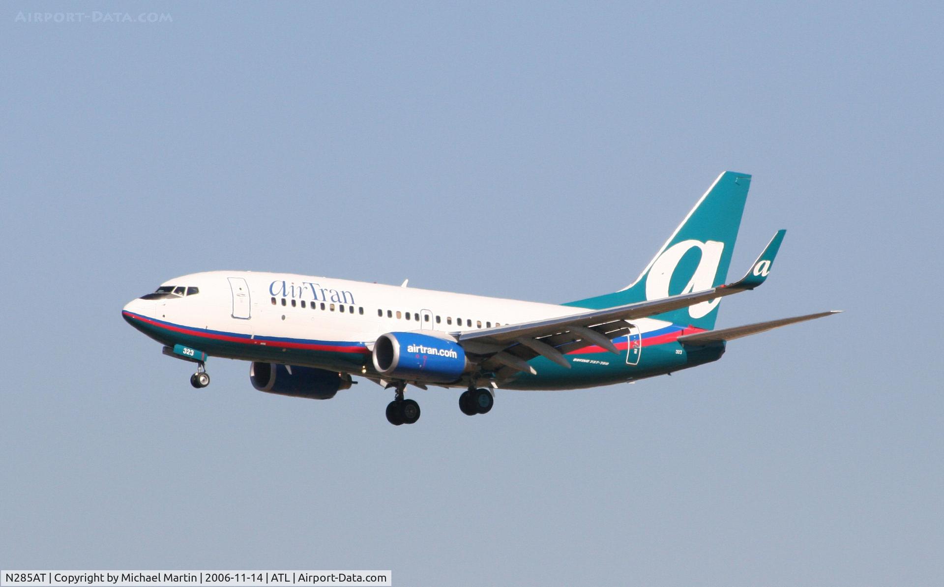 N285AT, 2006 Boeing 737-76N C/N 32670, On final for Runway 27L