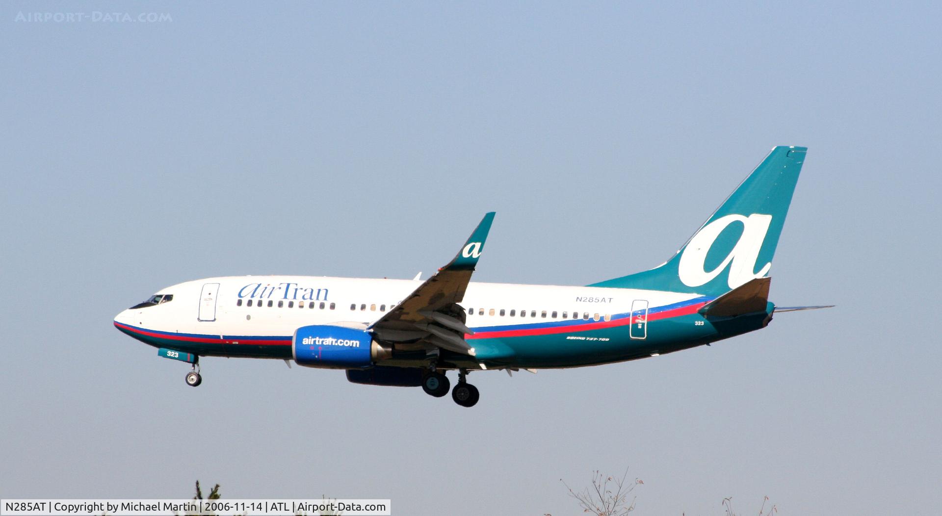N285AT, 2006 Boeing 737-76N C/N 32670, Over the numbers of 27L