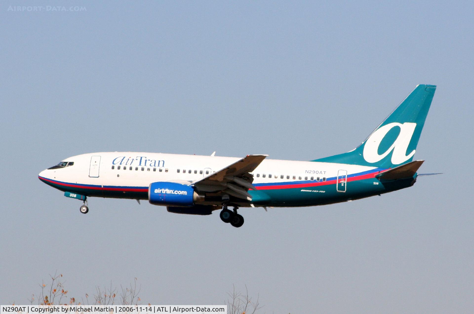 N290AT, 2006 Boeing 737-7BD C/N 33925, Over the numbers of 27L