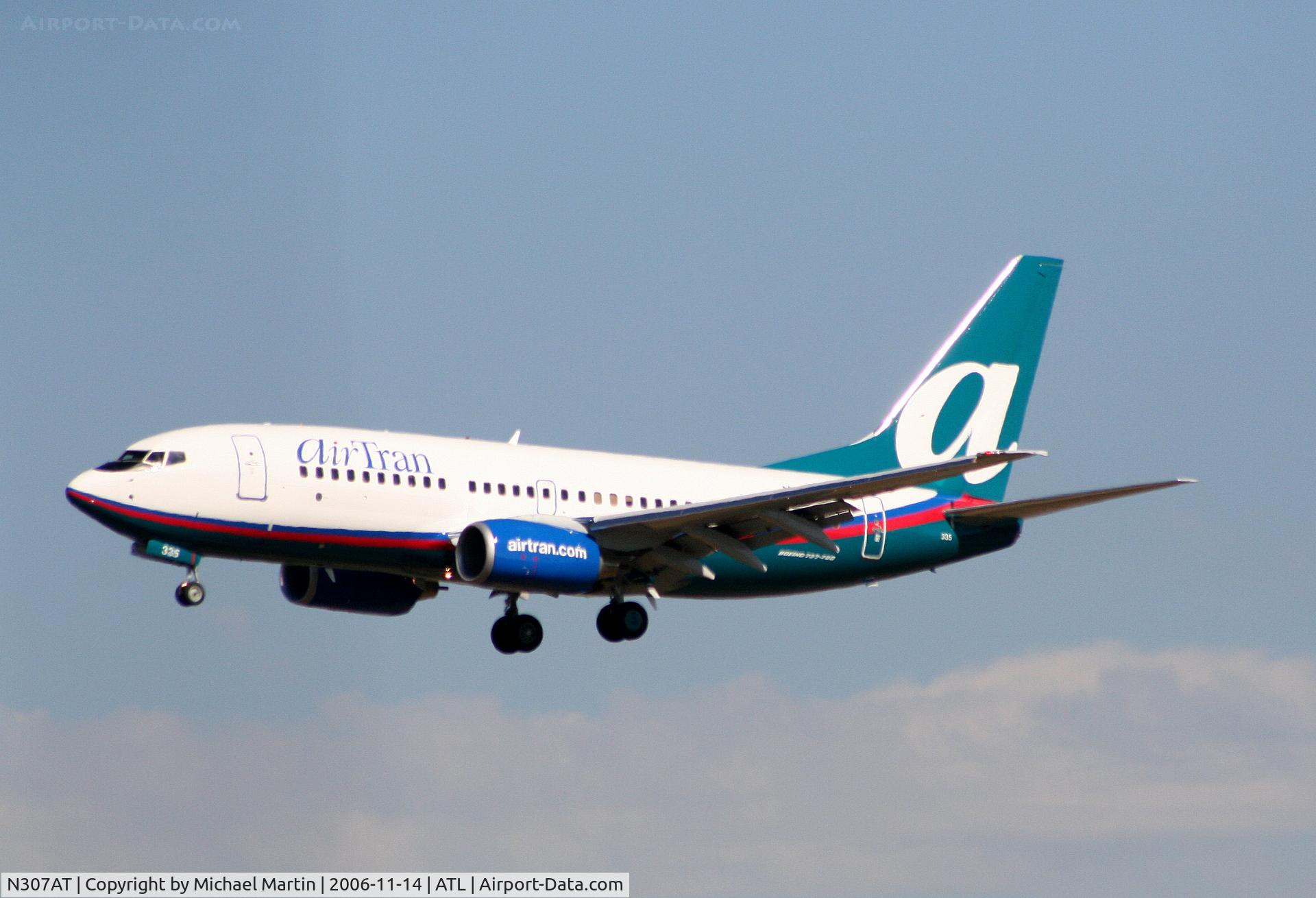 N307AT, 2006 Boeing 737-7BD C/N 34862, On final for Runway 27L
