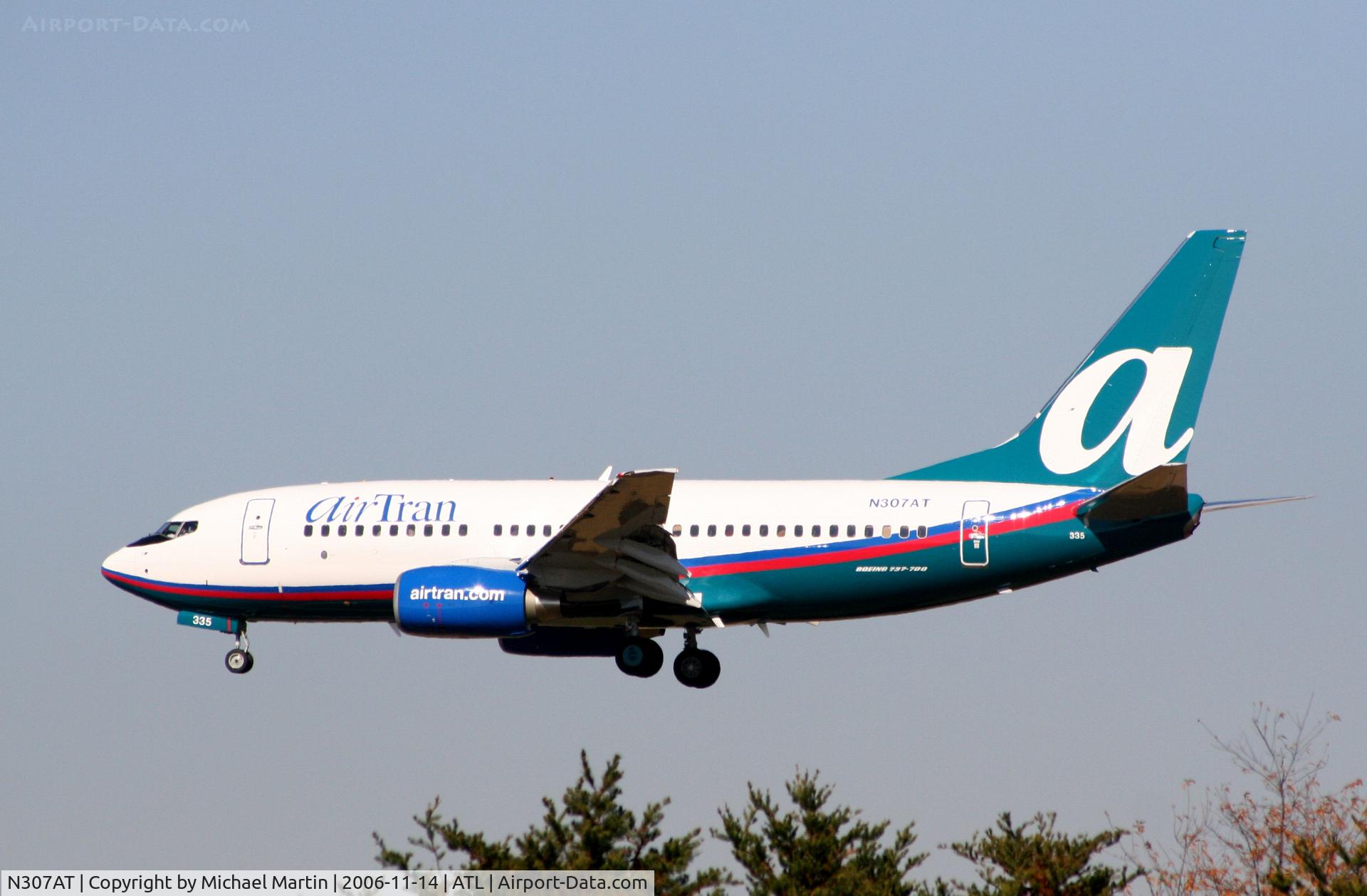 N307AT, 2006 Boeing 737-7BD C/N 34862, Over the numbers of 27L
