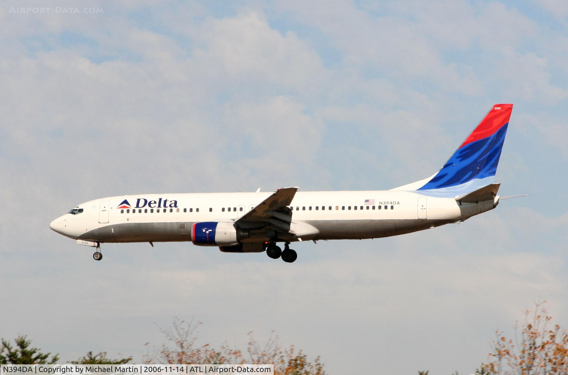 N394DA, 2000 Boeing 737-832 C/N 30562, Over the numbers of 27L