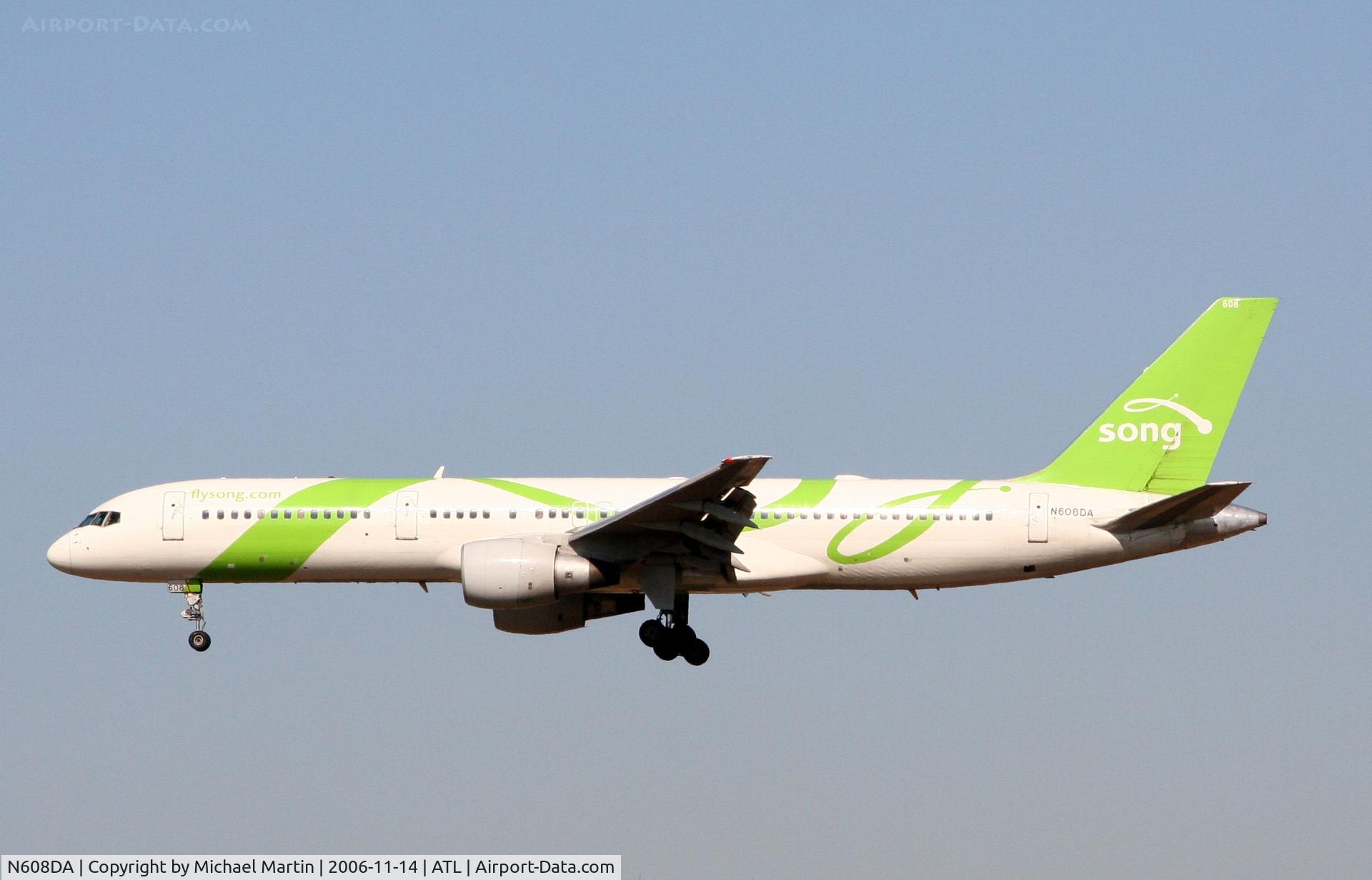 N608DA, 1985 Boeing 757-232 C/N 22815, Over the numbers of 27L