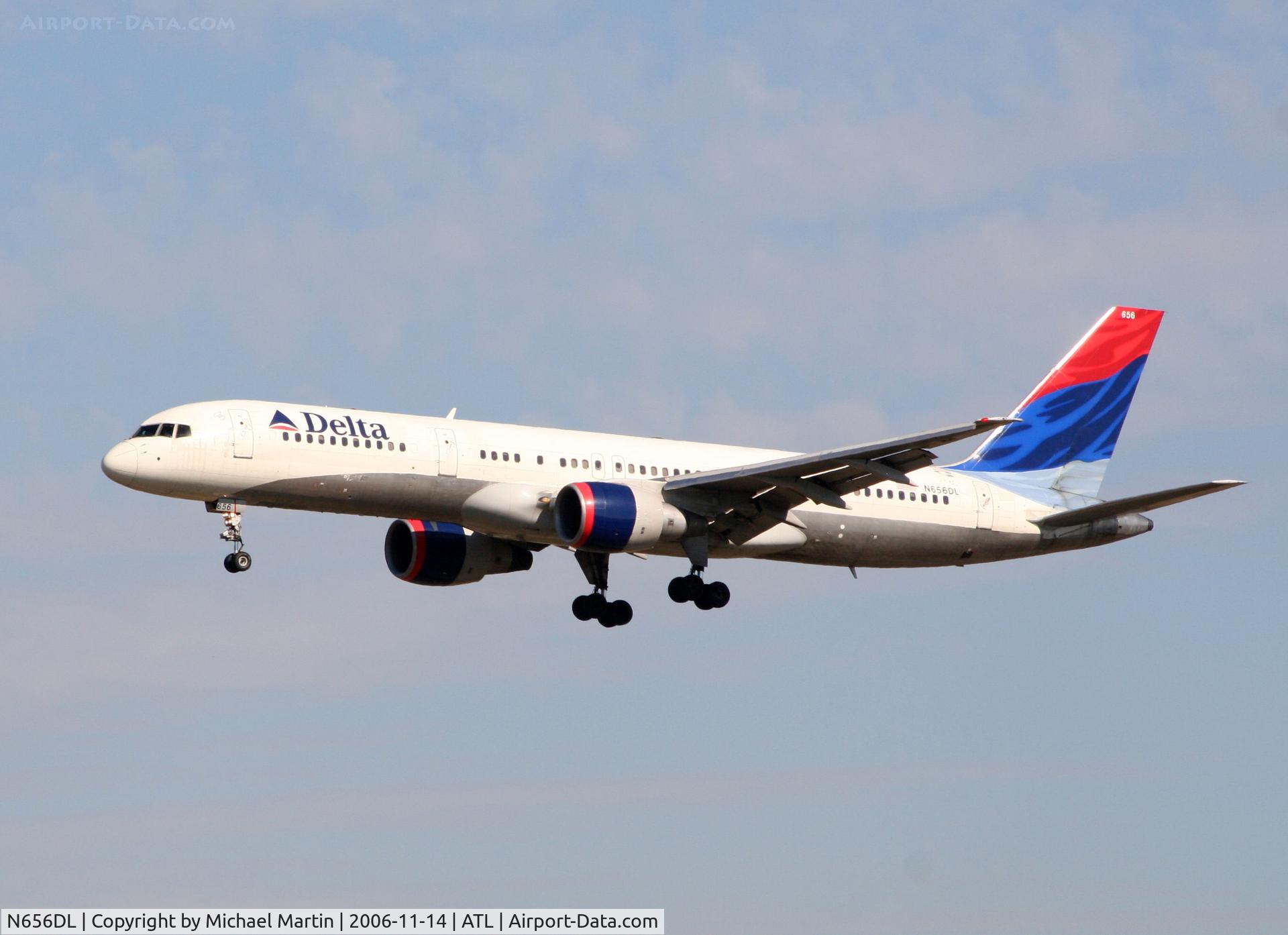 N656DL, 1990 Boeing 757-232 C/N 24396, On final for Runway 27L