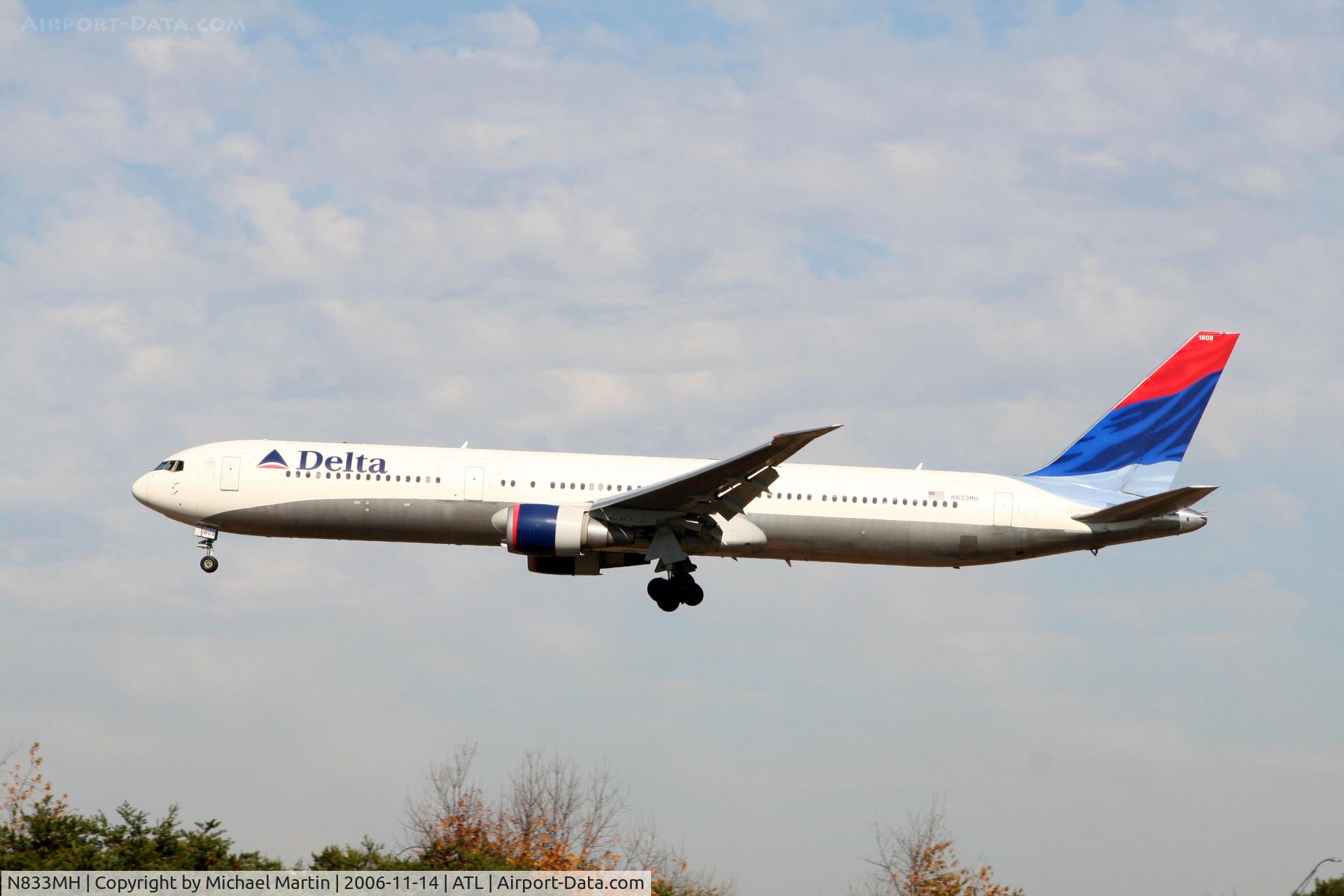 N833MH, 2000 Boeing 767-432/ER C/N 29706, On final for Runway 27L