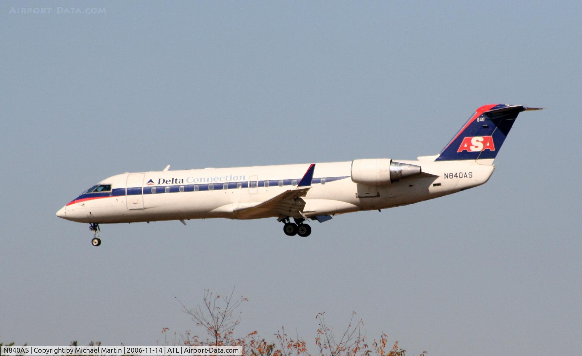 N840AS, 1999 Bombardier CRJ-200ER (CL-600-2B19) C/N 7290, Over the numbers of 27L