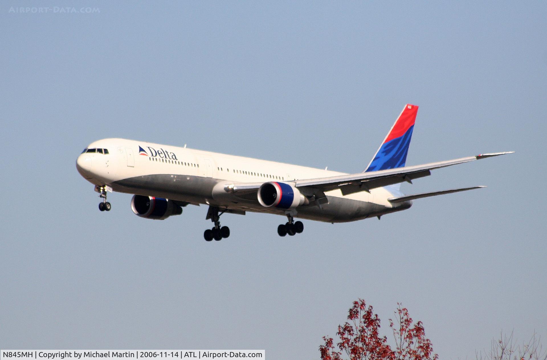 N845MH, 2002 Boeing 767-432/ER C/N 29719, On final for Runway 27L