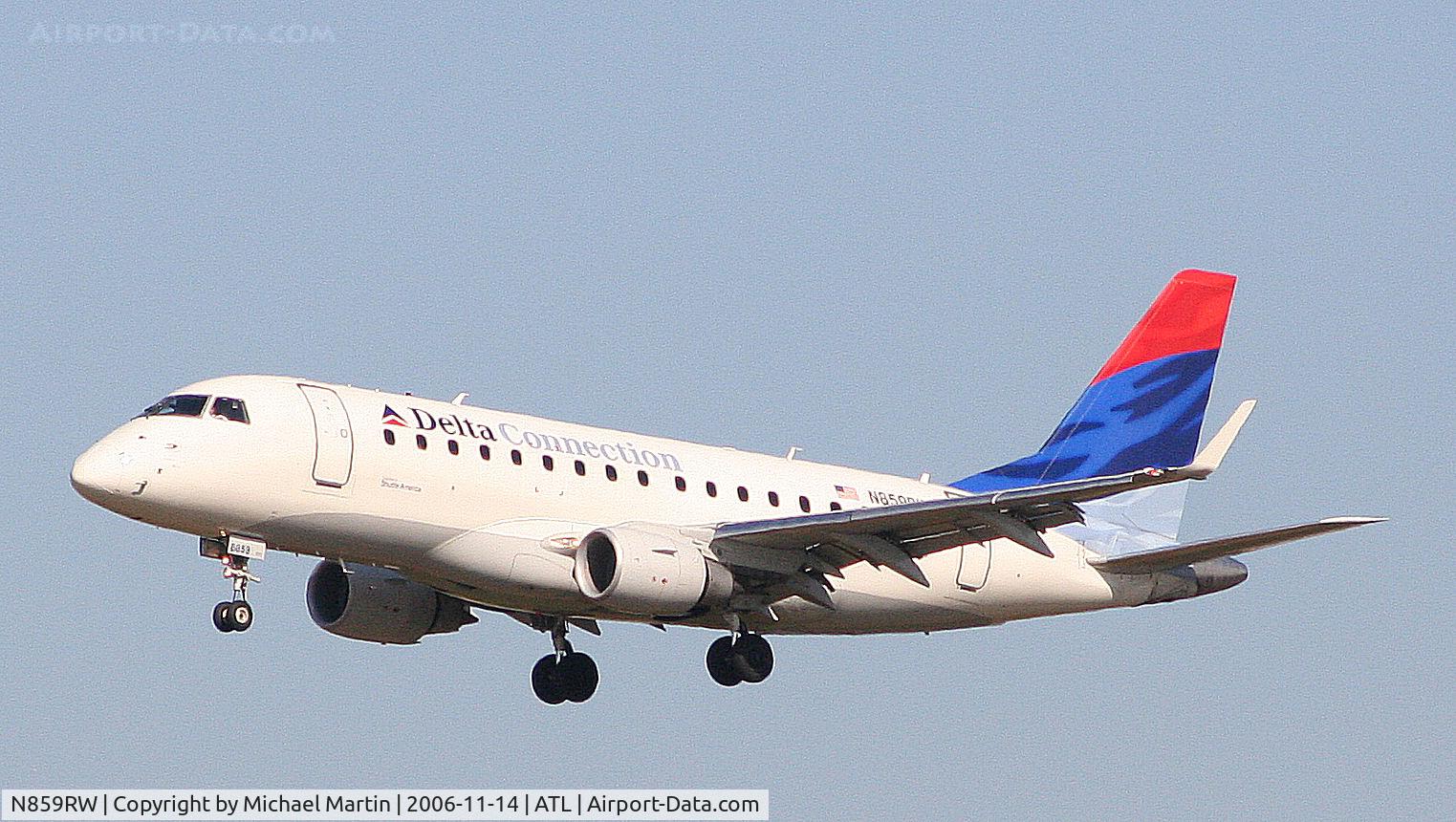 N859RW, 2005 Embraer 170SE (ERJ-170-100SE) C/N 17000082, On final for Runway 27L