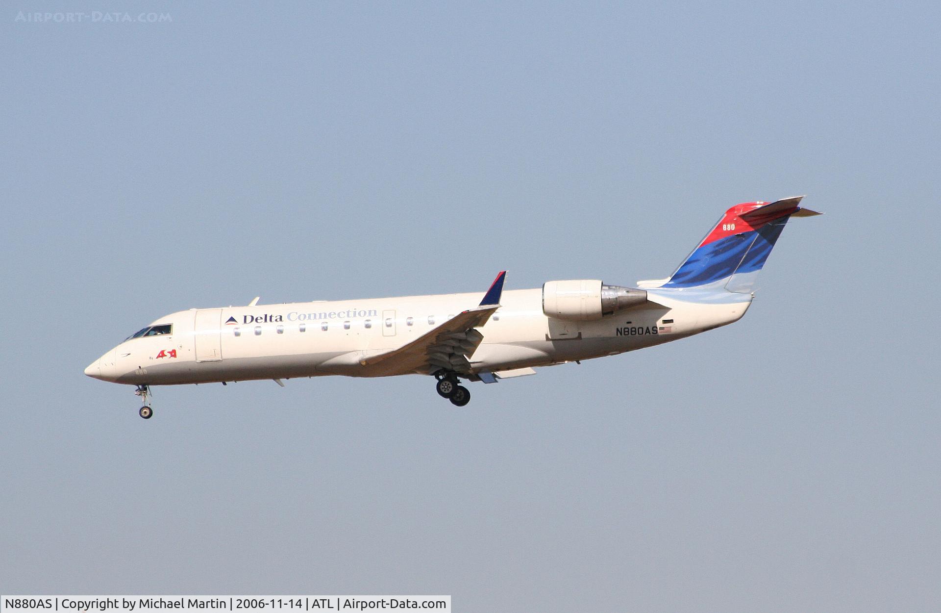 N880AS, 2002 Bombardier CRJ-200ER (CL-600-2B19) C/N 7606, Over the numbers of 27L