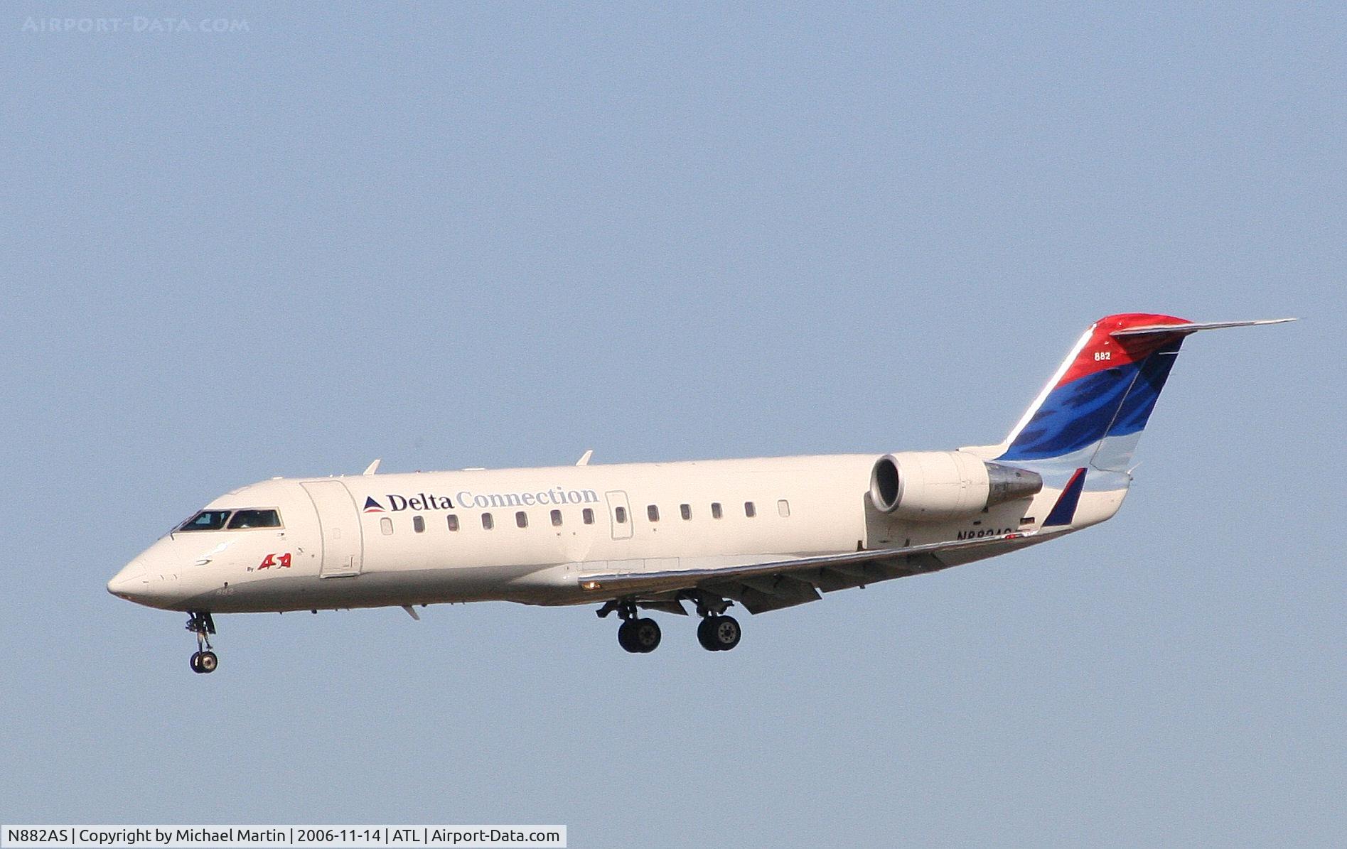 N882AS, 2001 Bombardier CRJ-200ER (CL-600-2B19) C/N 7503, On final for Runway 27L