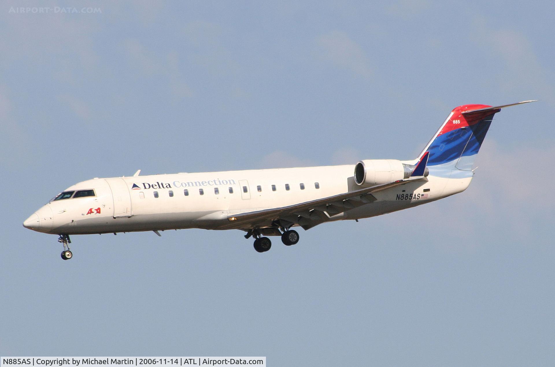 N885AS, 2001 Bombardier CRJ-200ER (CL-600-2B19) C/N 7521, On final for Runway 27L