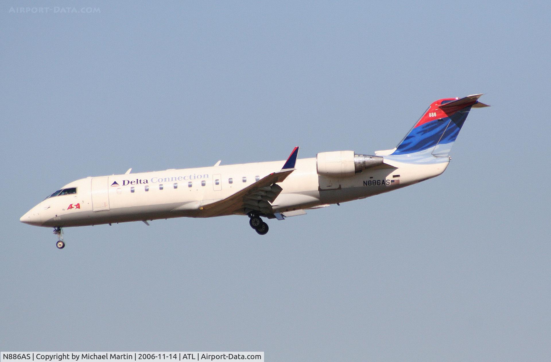 N886AS, 2001 Bombardier CRJ-200ER (CL-600-2B19) C/N 7531, On final for Runway 27L
