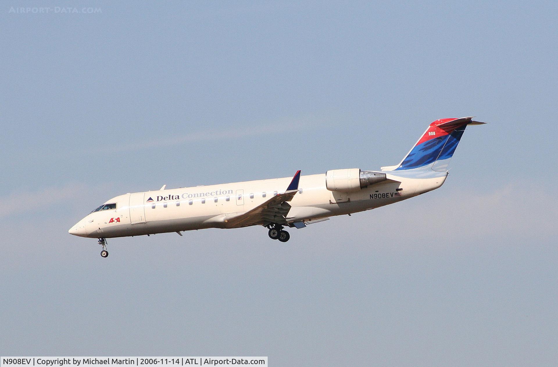 N908EV, 2002 Bombardier CRJ-200ER (CL-600-2B19) C/N 7654, Over the numbers of 27L