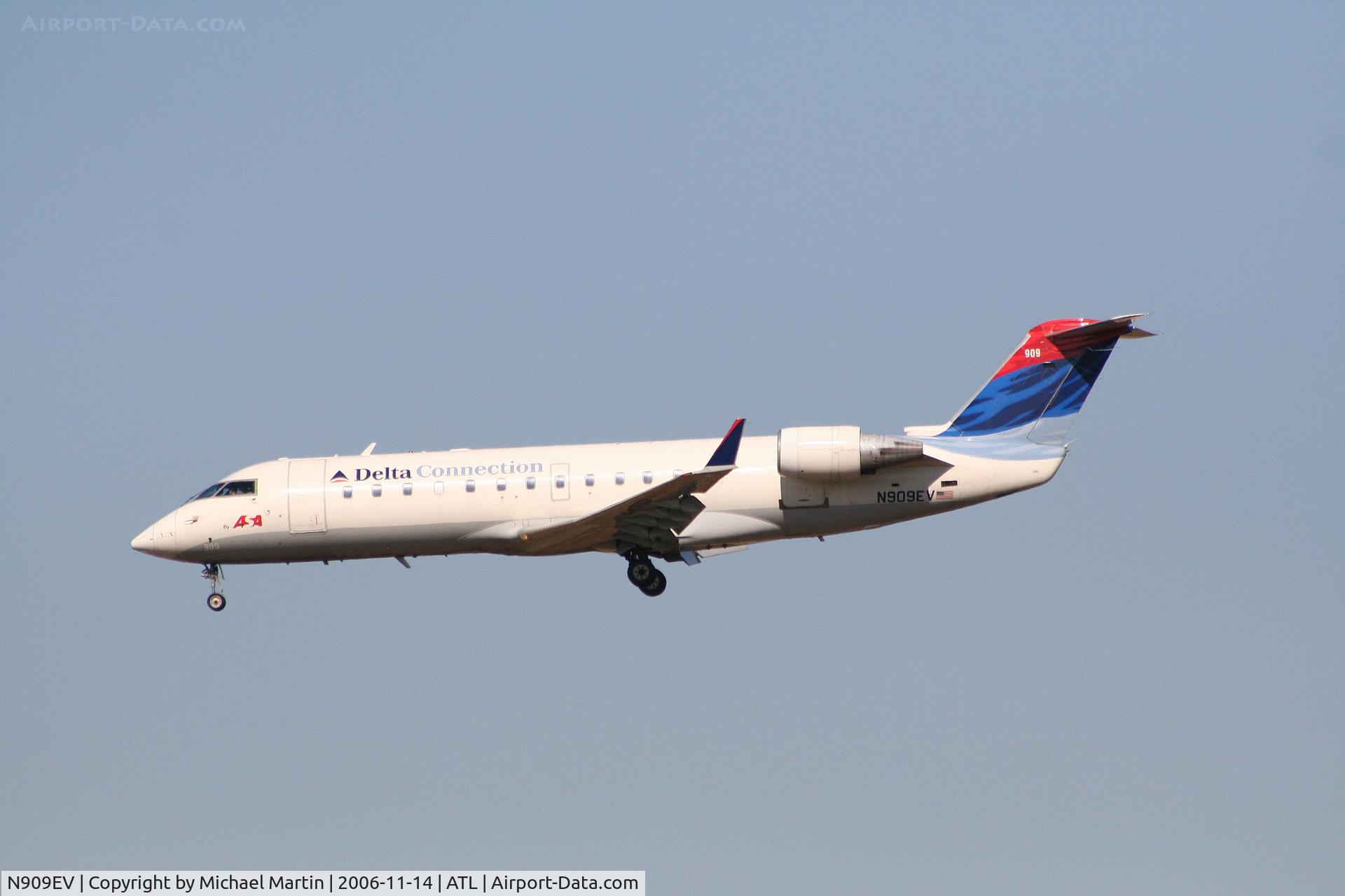N909EV, 2002 Bombardier CRJ-200ER (CL-600-2B19) C/N 7658, On final for Runway 27L