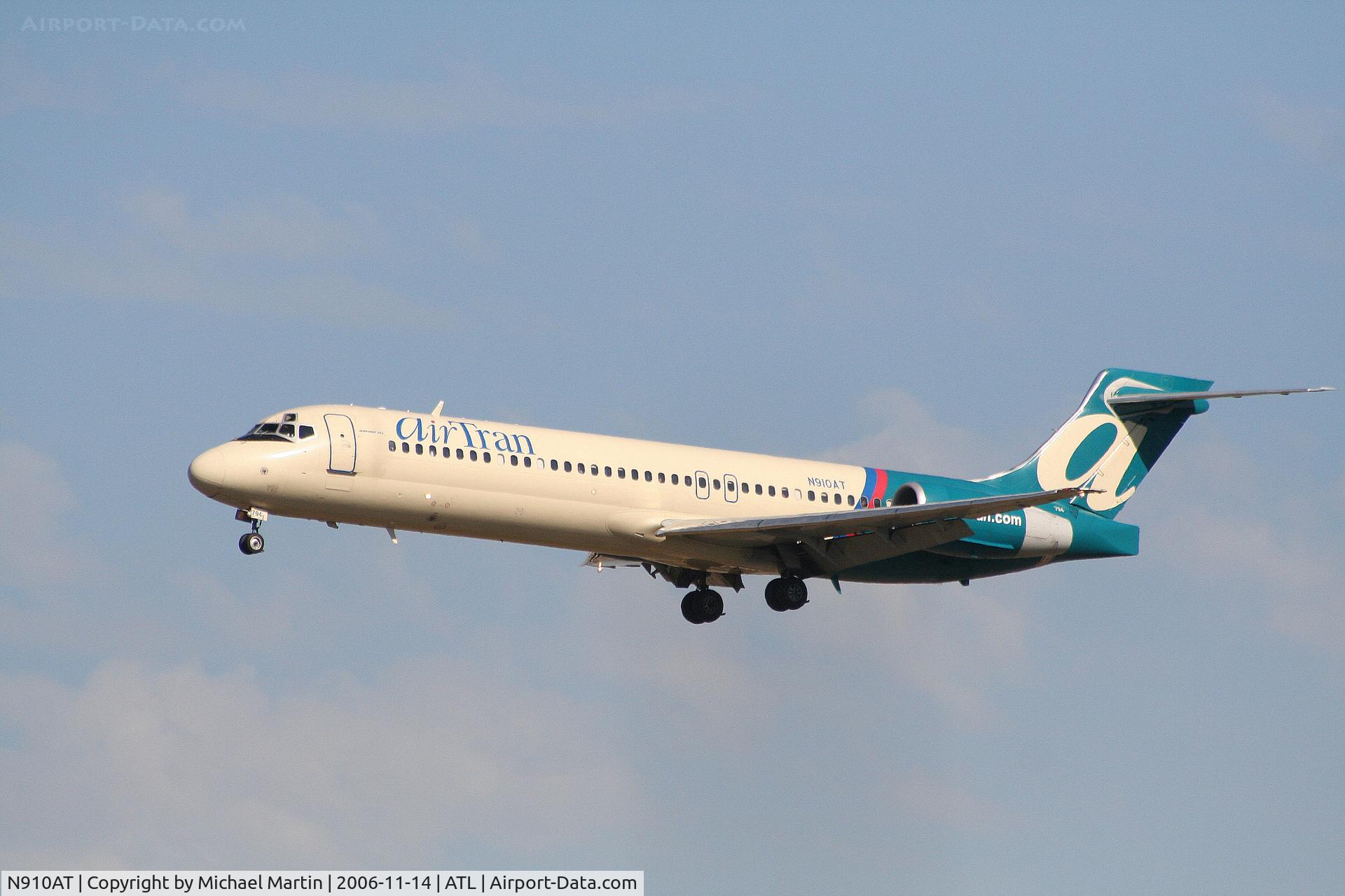 N910AT, 2001 Boeing 717-200 C/N 55086, On final for Runway 27L