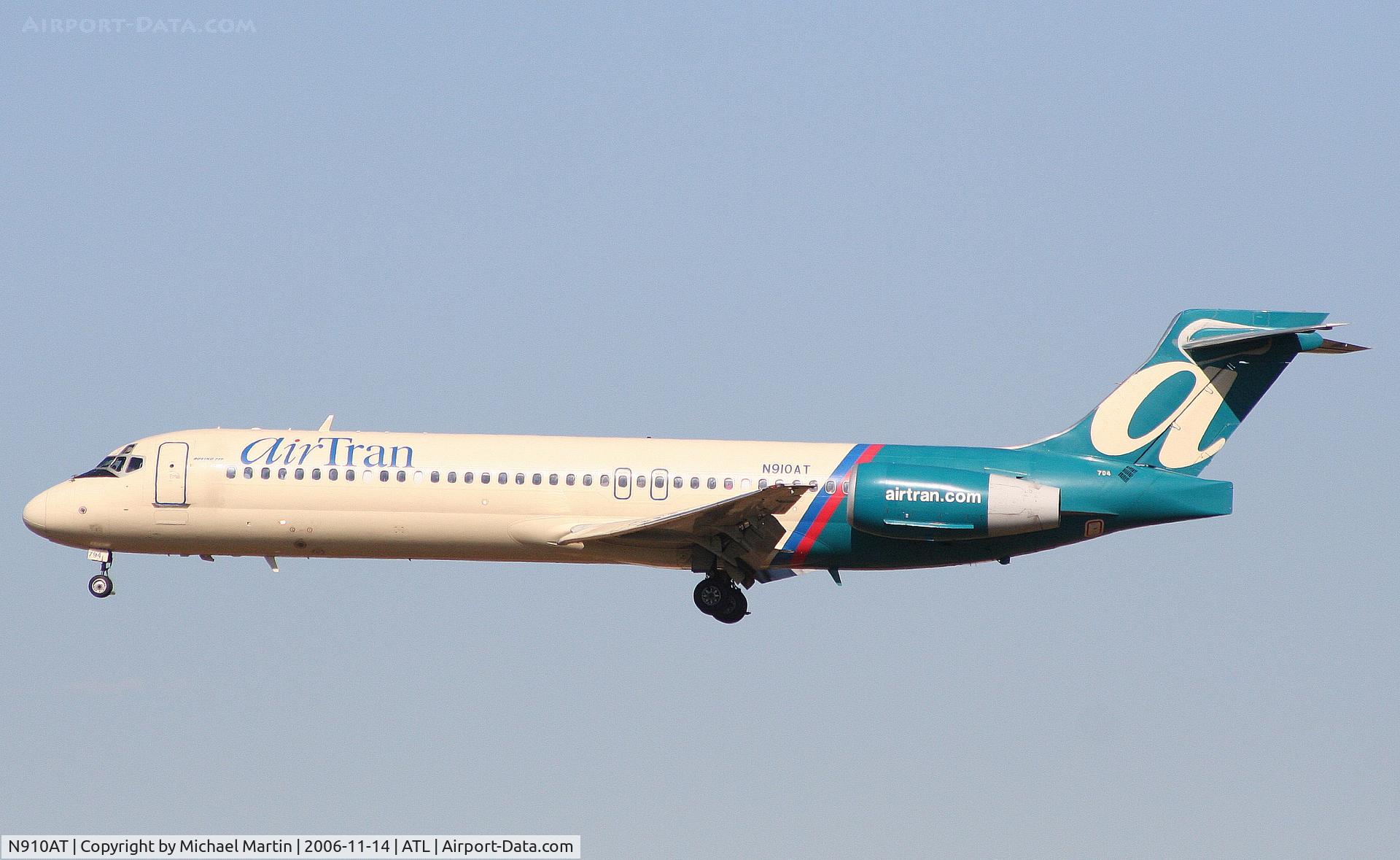 N910AT, 2001 Boeing 717-200 C/N 55086, Over the numbers of 27L