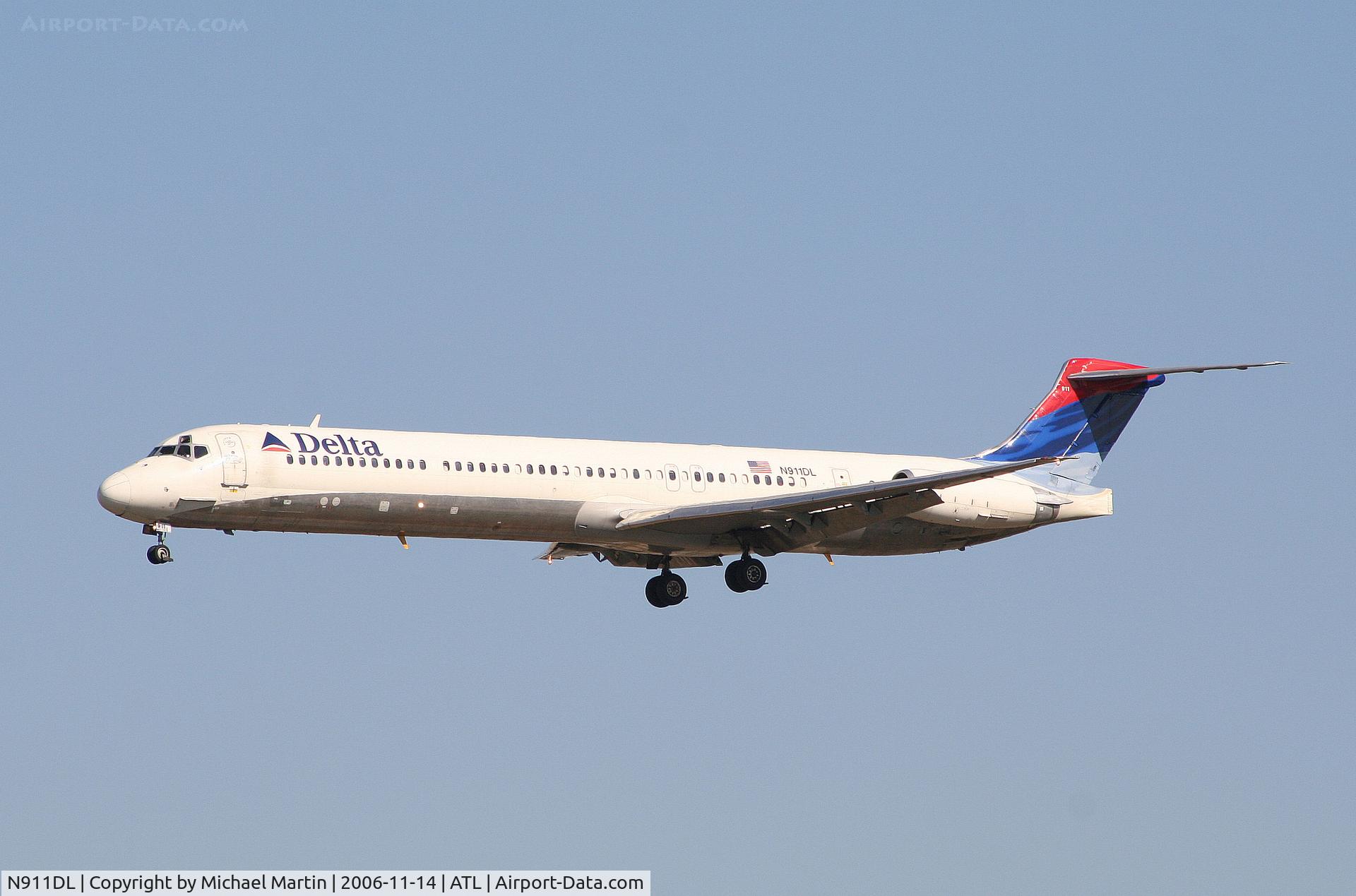N911DL, 1987 McDonnell Douglas MD-88 C/N 49542, On final for Runway 27L
