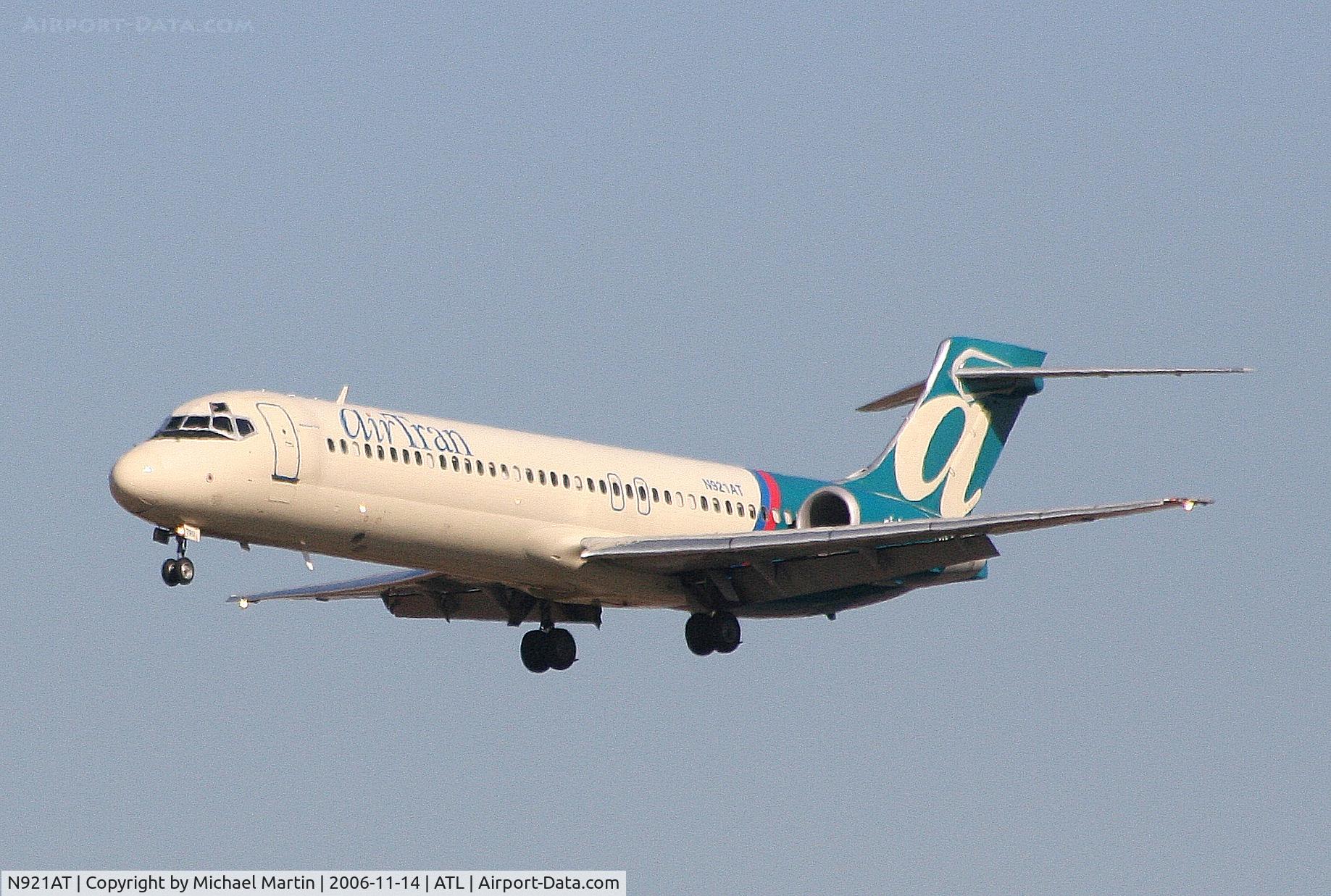 N921AT, 2000 Boeing 717-200 C/N 55082, On final for Runway 27L