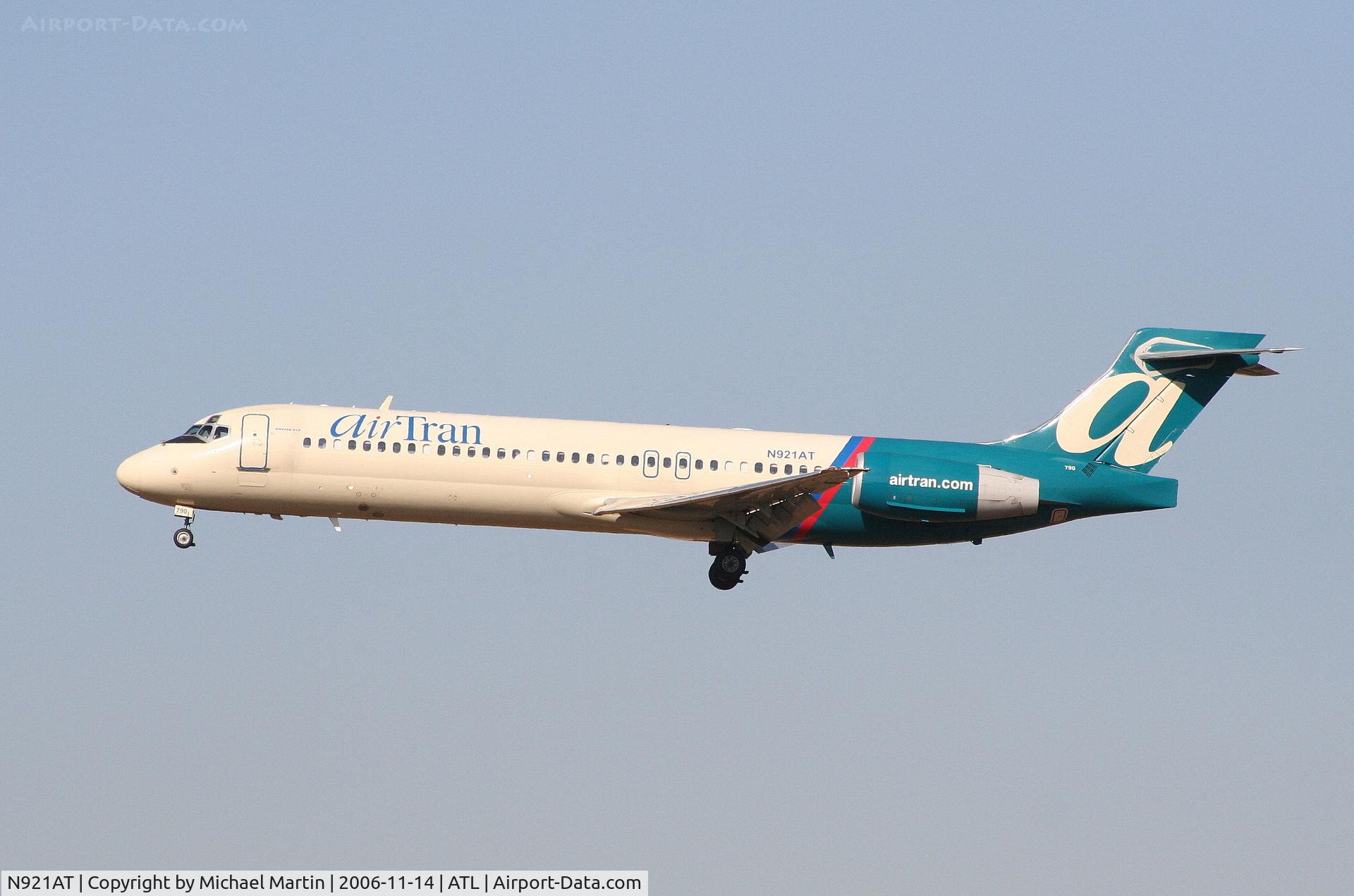 N921AT, 2000 Boeing 717-200 C/N 55082, Over the numbers of 27L