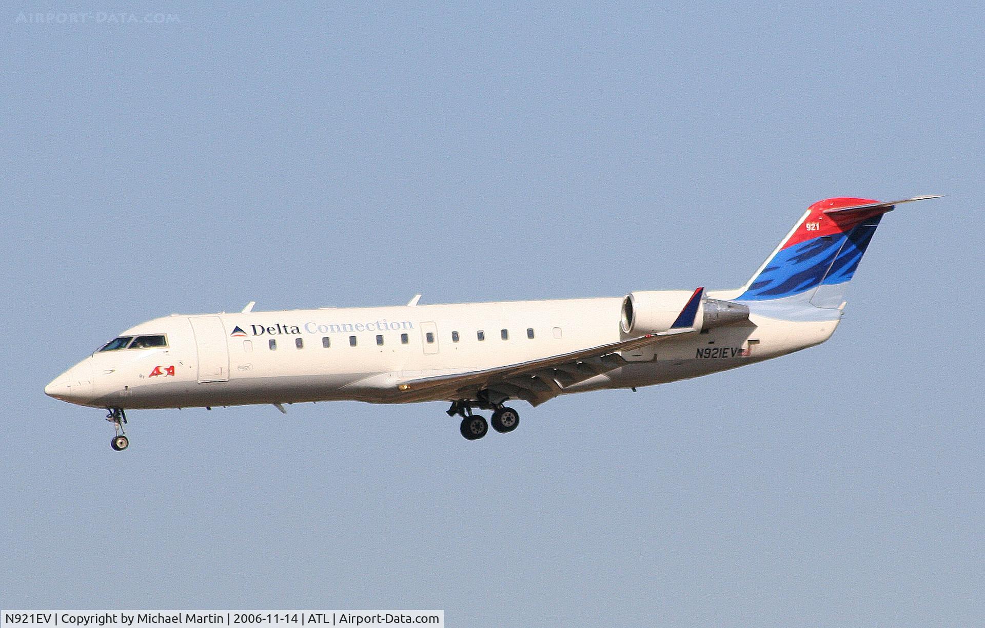 N921EV, 2003 Bombardier CRJ-200ER (CL-600-2B19) C/N 7819, On final for Runway 27L