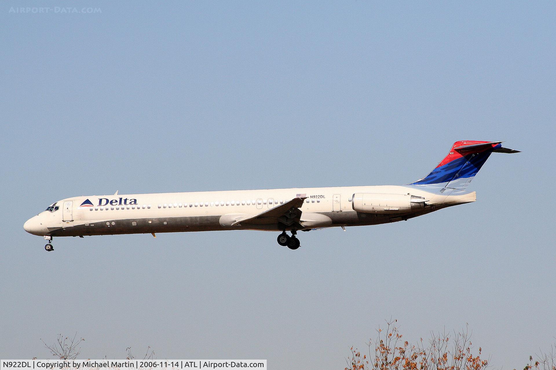 N922DL, 1988 McDonnell Douglas MD-88 C/N 49646, On final for Runway 27L