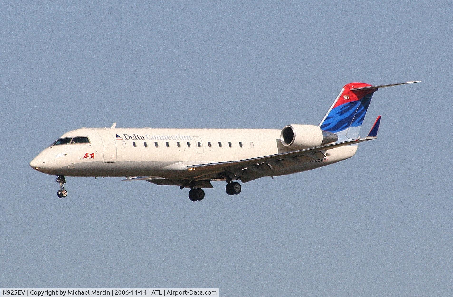 N925EV, 2003 Bombardier CRJ-200ER (CL-600-2B19) C/N 7831, On final for Runway 27L