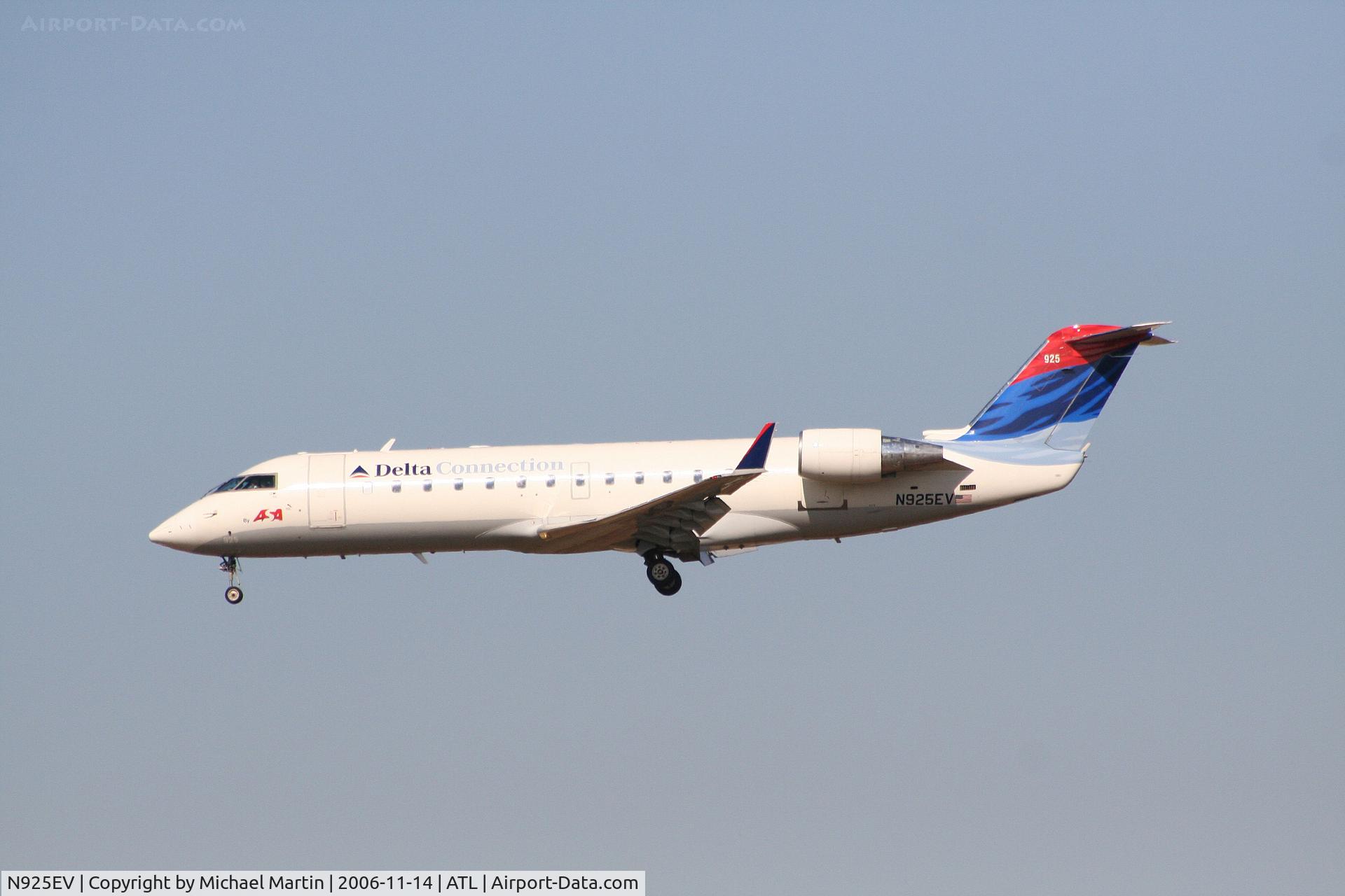 N925EV, 2003 Bombardier CRJ-200ER (CL-600-2B19) C/N 7831, Over the numbers of 27L