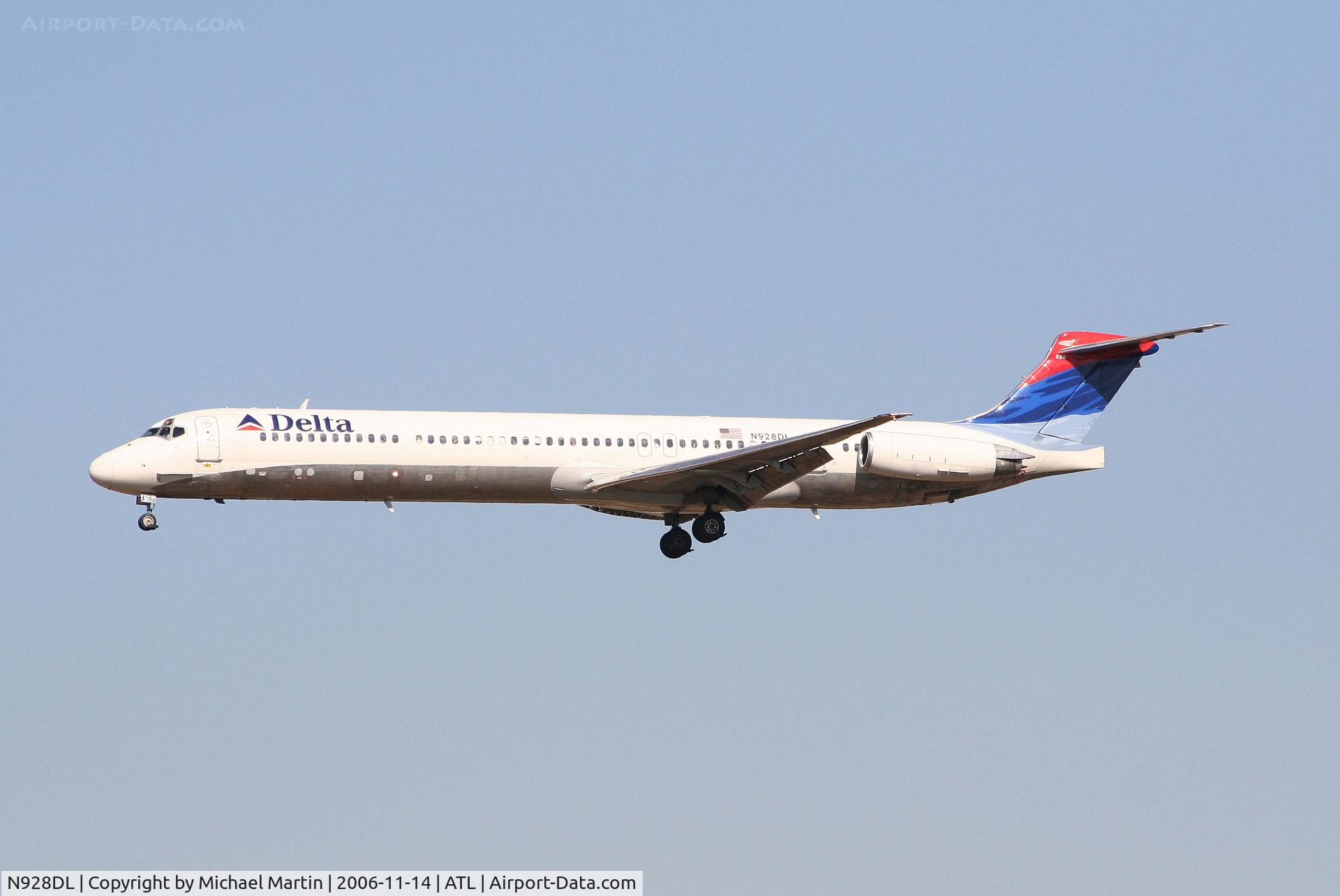 N928DL, 1988 McDonnell Douglas MD-88 C/N 49715, On final for Runway 27L