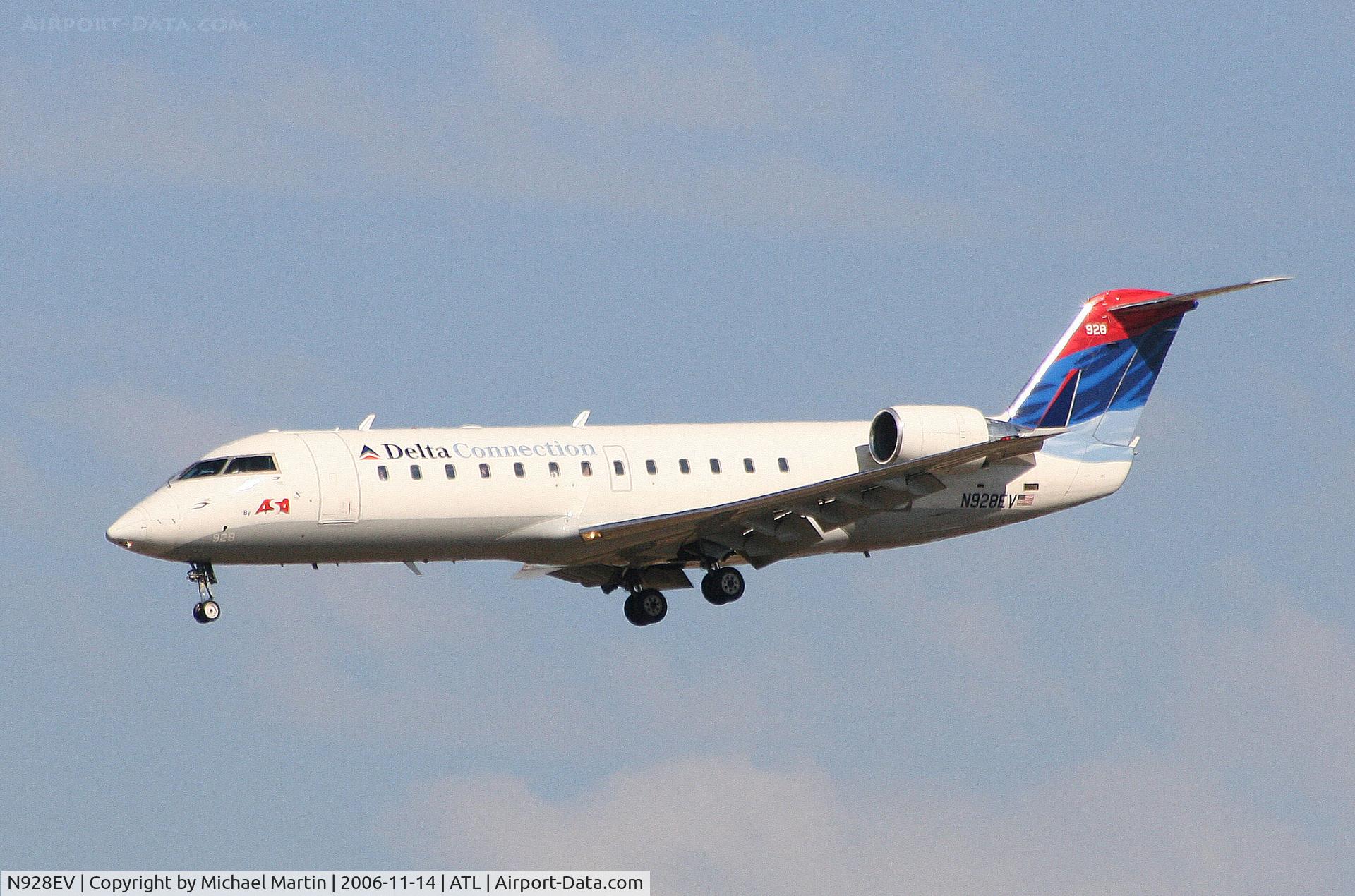 N928EV, 2004 Bombardier CRJ-200LR (CL-600-2B19) C/N 8006, On final for Runway 27L